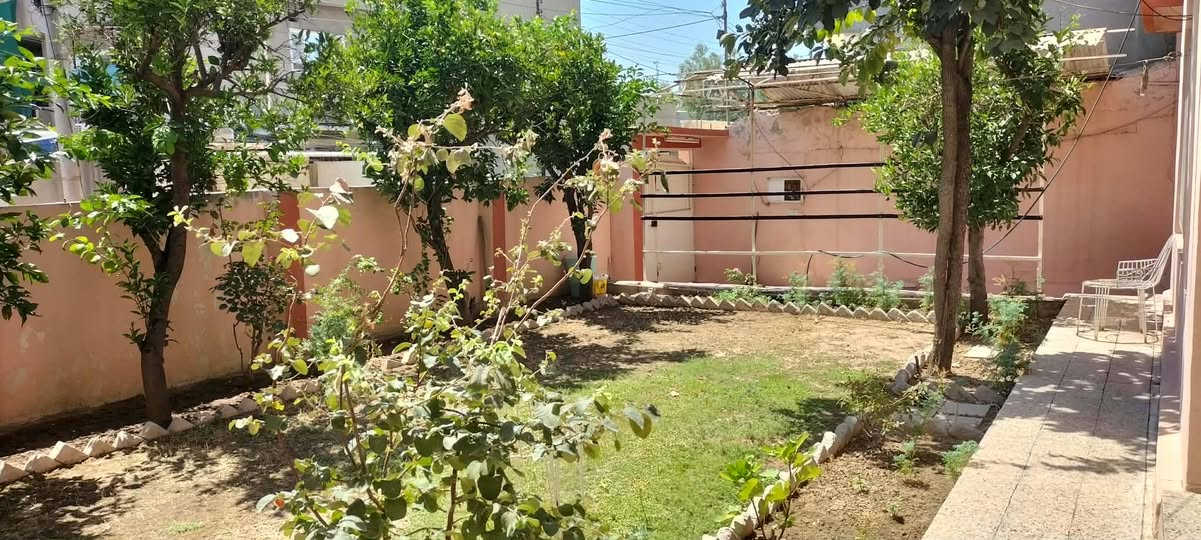 دار للبيع بحي السكر خلف أسواق السكر
قرب اعدادية عمر ابن عبد العزيز وقرب جامع النبأ وقرب جميع الخدمات 

واجهه ١٥
مساحه ٣٠٠ متر
وعمق ٢٠
مواصفات الدور الأول 
٣ غرف نوم +هول واسع + ومطبخ +وصحيات 
مواصفات الدور الثاني 
غرفتين +وهول + وصحيات + ومخزن +بيتونه 

البيت نظيف للسكن او تريده للهد 
للإستفسار 
***********
