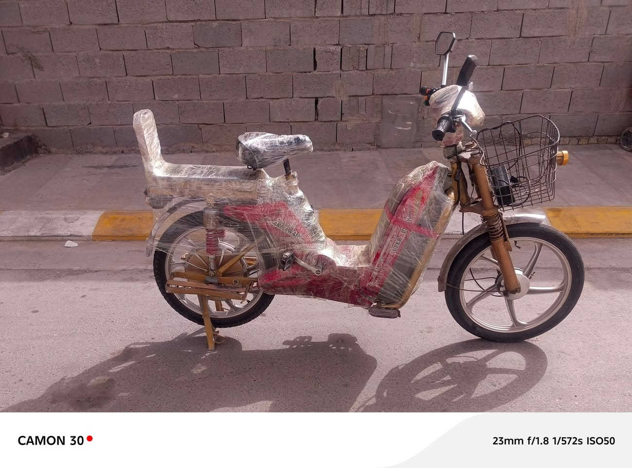 سلام عليكم دراجة للبيع  شحن الاخوين  دراجة كاملة مكملة كلشي ماتحط عليها فقط نقصها اشاير بس كلوبات محتركة تبدل بطاريات جدد مصار ٦ اشهر من شديتهن شحنة وحدة توديك من فلوجة السكنية وترجع من السكنية الى فلوجة وضل بيهة ٣ حبيات دراجة حلوة مرتبة وخدميه سعرها ٢٧٥ الف مكان فلوجة حي العسكري رقمي ***********
