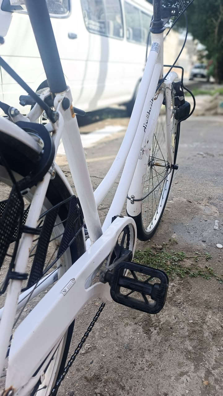 يابه سلام عليكم شباب بايسكل بناتي اخو الجديد كير وحساس 
كامل مكمل اي نقص ما بي 
يرادله فقط تاير خلفي شويه تعبان 
موديل 2020
لون ابيض 
بايسكل نضافه 90بل 100
مكان 📍بغداد بياع 
رقمي ***********
