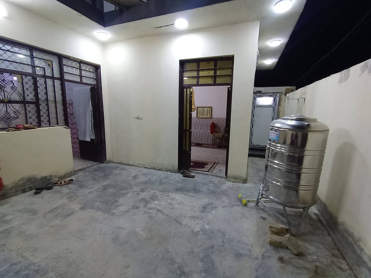 السعر ٧٠ مليون قفل قفل
بيت للبيع ٢٠٠ متر طابقين وبيتونه واجهة ١٠ متر والنزال ٢٠ متر بيت كامل ٦ غرف نوم ٣ حمامات كاشي سراميك بياض صحيات كامل البيت بحي طارق القديم وره السيطره الثانيه حي الأمير بيت عقد زراعي
قريب على التبليط ٥٠ متر
***********
