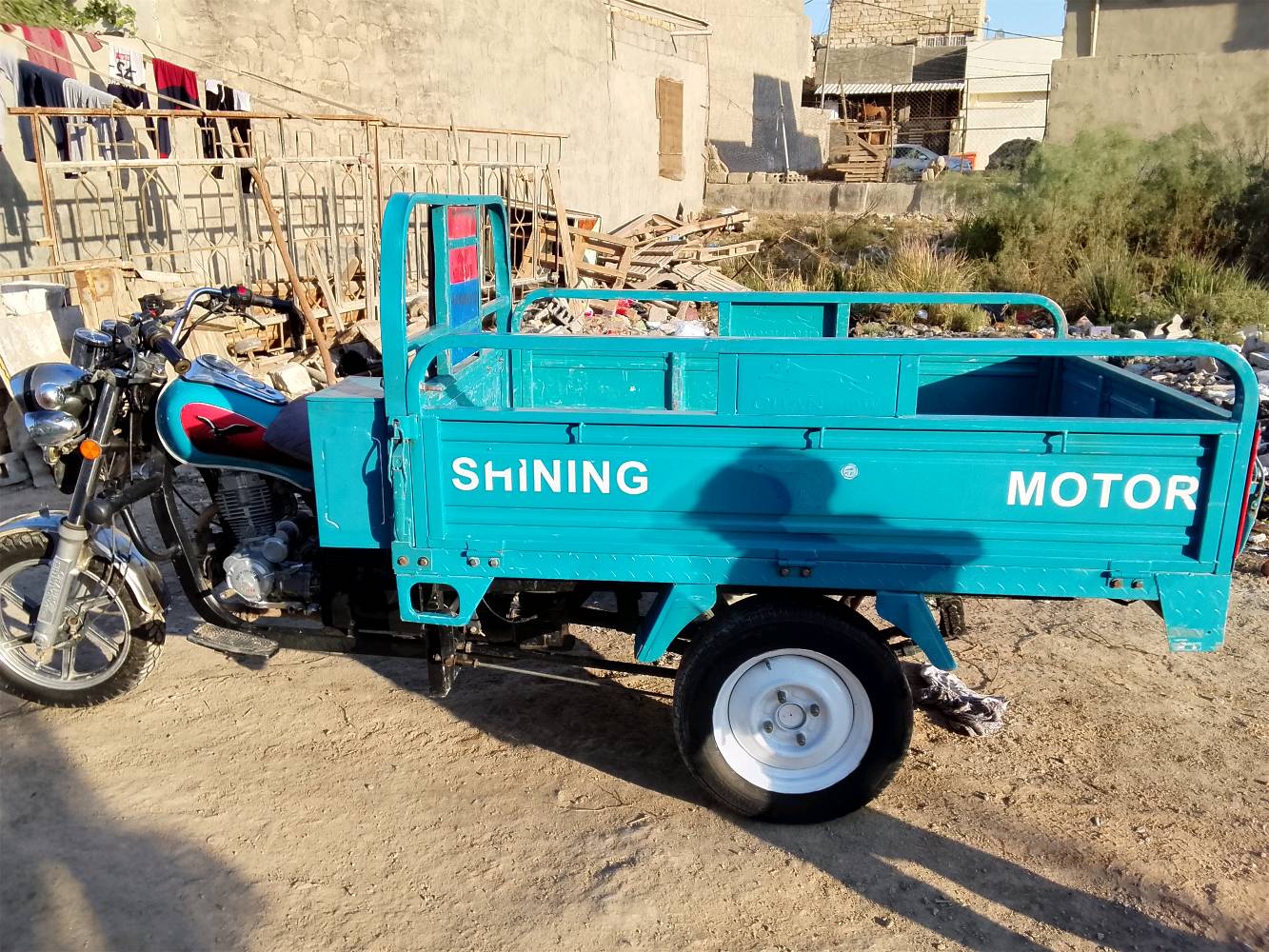 أعرض عليكم دراجة نارية ثلاثية العجلات من نوع Shining Motor، موديل 2022، في حالة ممتازة. الدراجة مزودة بمحرك قوي وتصميم جميل يجعلها مثالية لنقل البضائع بأمان وسهولة. الاستخدام قليل ونظيفة جدًا كما هو موضح في الصور. للاستفسار أو لمزيد من التفاصيل، يمكنكم التواصل معي في أي وقت.