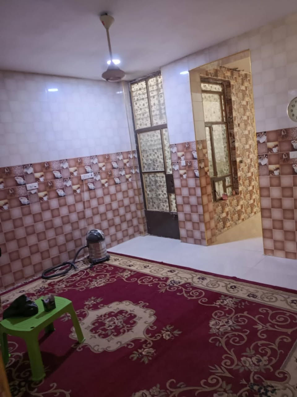 دار للبيع 150م 
يحتوي غرفةنوم+ صالة +استقبال+ مناور 2 +مطبخ حار بارد+ مجمع صحيات 
الطابق العلوي يحتوي على
غرفةنوم× بيتونة +مجمع صحيات مطلوب اسكان 15مليون السعر 165 مليون
المحموديةحي السلام المربع
الثاني خلف شارع 30 السايدين.
 للاستفسار الاتصال على
الارقام التالية 
1_***********
2_***********
3_***********
مكتب
المصداقيةللعقارات
والمقاولات العامة
