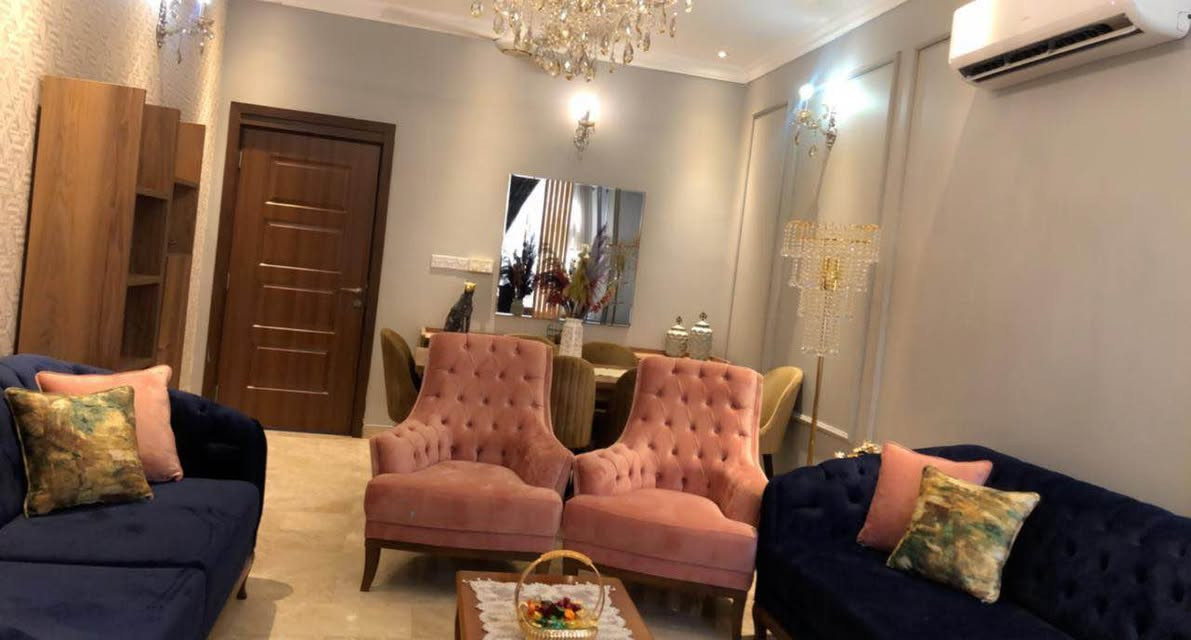 بيت طابو زراعي ملك صرف في الدورة نهاية شارع ٦٠
المساحة ١٠٠ متر
واجهة ٦,٦٦٦ م نزال ١٥ م
خدمات ماء وكهرباء ومجاري وتبليط كاملة
ارتفاع السقف ٣ متر
مطبخ وهول حولي واستقبال ومنور وحمام بالطابق الارضي
غرفتين نوم وغرفة ملابس وحمام بالطابق الثاني
المطبخ تركي تفصال مع البيت
سبالت انفيرتر توسوت وعادي ميديا مع البيت
واجهة و ارضية البيت كلها مرمر من الارضي للبيتونة 
الشبابيك والبيبان كلها ألمنيوم
باب الاستقبال قاصة ثقيل جداً
بناء سنة ٢٠٢١
السعر ٢١٠ مليون وبي مجال بسيط
للتواصل على *********** موجود واتساب بغداد, العراق
