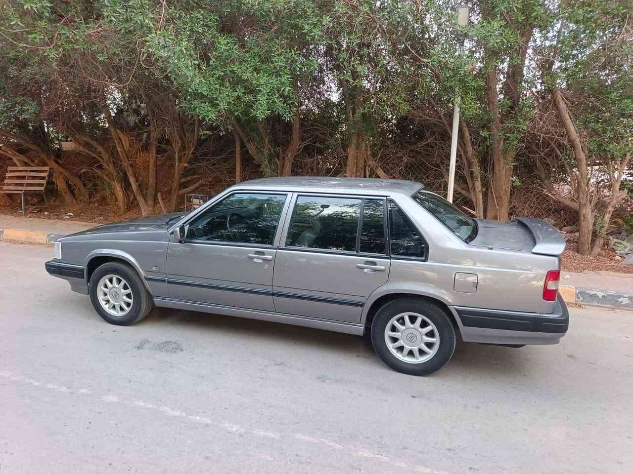للبيع 
فألفو حجم 940 موديل 1994 محرك تيربو 
 لون رصاصي فاتح 
مكينه كير حداديه كله حاويه جديد
 تبريد شغال
 كهربائيات ضفاير جديد 
غرفه تخم تاير جاهزه من كلشي 
كفاله من الكص والضربه والخياس والاصوليات على الفحص 
سنويه2031 بسمي 
سياره أحلاه من الصور 
مكاني النجف الأشرف/ حي ألاشتراكي 
***********
