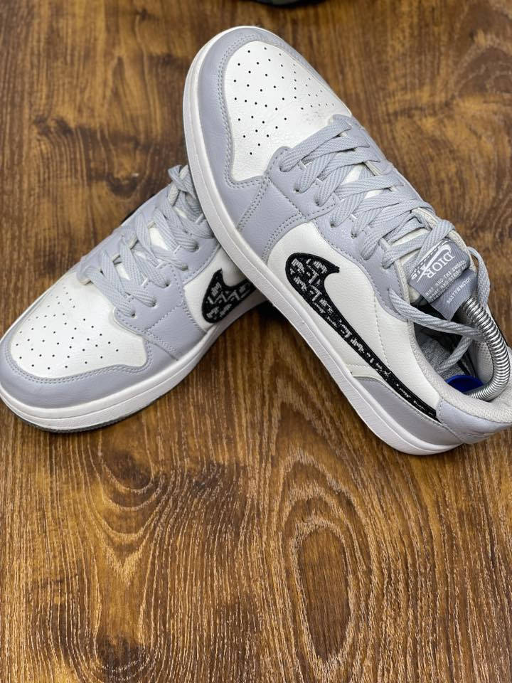 حذاء Dior x Air Jordan 1 Low، تعاون حصري ومحدود الإصدار بين علامة الأزياء الفرنسية الفاخرة ديور (Dior) والعلامة التجارية الرياضية جوردان (Jordan) التابعة لشركة نايكي (Nike). 

‼️مقاس الحذاء 42 طول القدم 26

موديل هذا الحذاء من النوادر توزع من الشركه 4700 قطعه فقط على جميع انحاء العالم 

تفحص بعينك وتشوفه اصلي وتاخذه 

(سعره بالوكالة اكثر من 2000 دولار ابحث وشوف)

🛑اعلى سعر ابيع 

يوجد توصيل لجميع محافظات العراق
للتواصل والحجز⬅️***********
