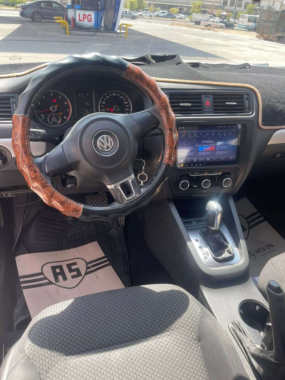 للبيع فولكسواكن جيتا خليجي موديل 14  محرك 20  بدون توربو
3 قطع .بونيد مبدل بلادي .الابواب من جهة اليسلر مصبوغه كلير فقط 
محرك بشرط
كير جديد 
عجلات جديده
تبريد  يشتغل
صدر جديد 
السعر 93$
اكو مجال بسيط 
للاتصال --***********
           -
