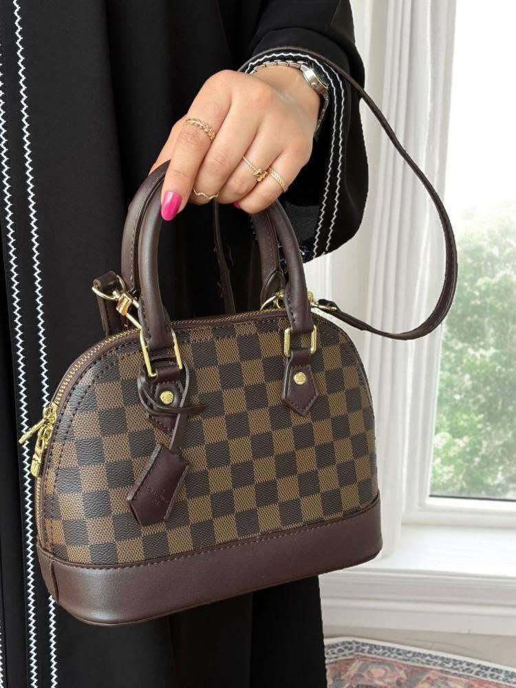هذه حقيبة Louis Vuitton Alma BB بتصميم Damier Ebene الكلاسيكي، تتميز بنقشة الشطرنج البنية الشهيرة. 
فول اختام كوالتي عالي صناعه فرنسي السعر 35 هيه وجزدان


**إذا كنت صاحب هذا الإعلان وتريد حذفه لأي سبب، رجاءا أرسل رسالة إلى الدعم الفني**