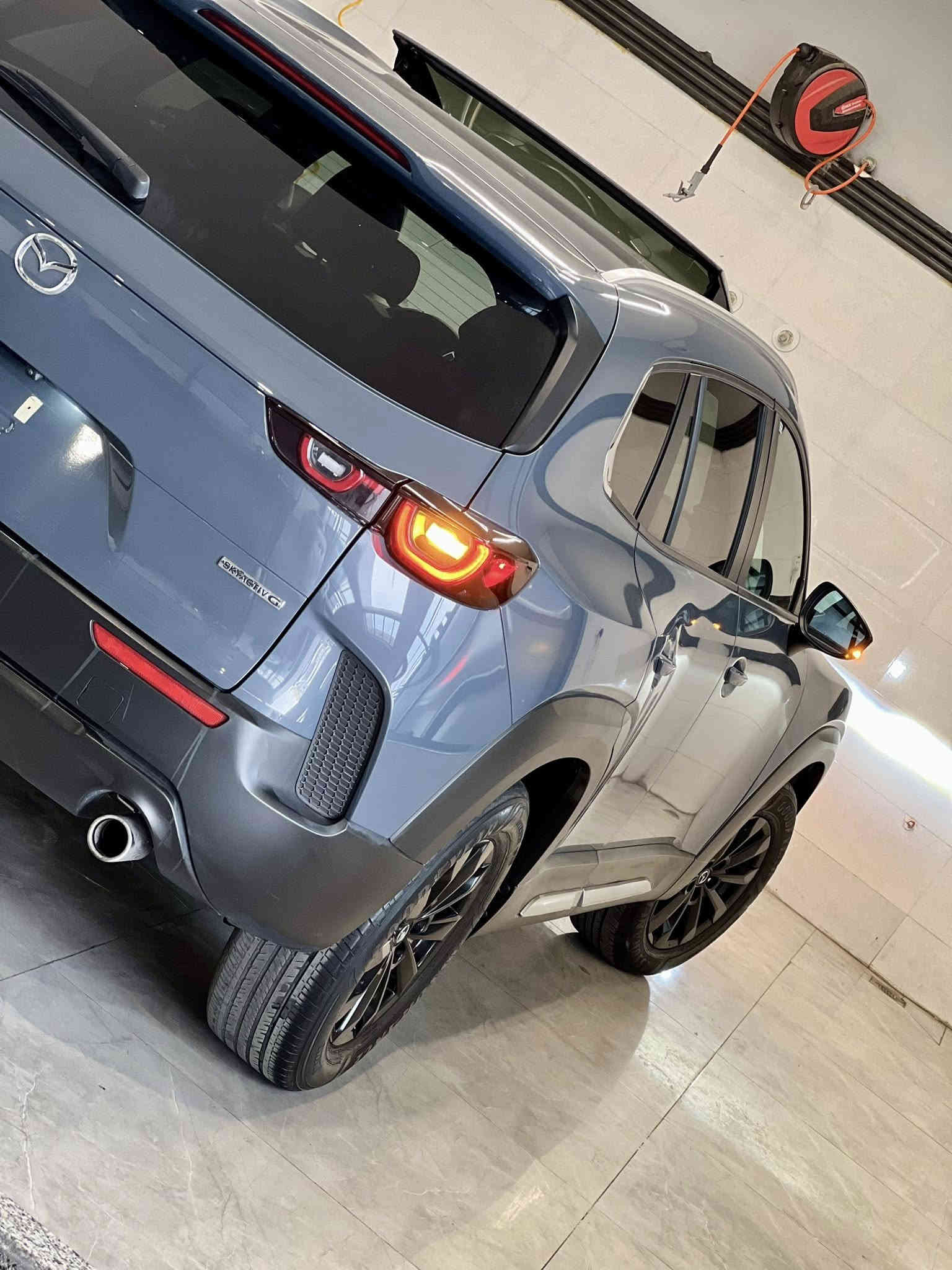 MAZDA CX-50 2023 – S Preferred Plus AWD
وارد أمريكا – رقم الشاصي 7MMVABCM8PN124768

المواصفات:
 • محرك 2.5L Skyactiv-G بدون تيربو – 187 حصان
 • قراءة 25,000 ميل
 • اللون الخارجي: سمنتي
 • الداخلي: جلد + قماش أسود
 • السعر: 19500$ (قابل للتفاوض البسيط بعد المعاينة)
 • بدون رقم – يترقم بالمحافظات الشمالية (كلفة الرقم 1500$)

الإضافات:
 • فتحة سقف بانوراما
‏ • AWD فورويل
 • صندوق كهربائي
 • شاشة كبيرة + CarPlay
 • تبريد أمامي وخلفي (8 مخارج)
 • مقاعد جلد كهربائية مدفأة
 • نظام النقطة العمياء + عدم الانحراف
 • كاميرا خلفية عالية الدقة
 • حساسات مرايا
 • هاند بريك بصمة + Auto Hold
 • مصابيح LED / زينون
 • ويل كب أسود

الملاحظات:
صيانة كاملة – تغيير الحدادية الأمامية جهة السائق بالكامل (صطاب، أكسل، بولبرن، دبل، رط، عمود ستيرن + تبديل زيت وفلتر).

الموقع: أربيل
للتواصل: *********** (واتساب / فايبر)
