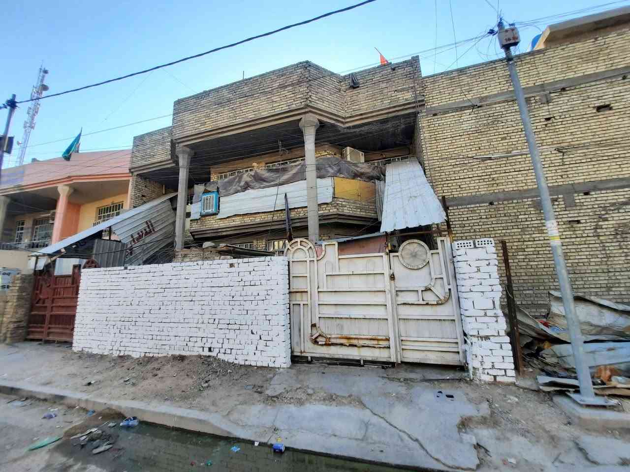 السلام عليكم 
مشتملات للبيع المساحة الكليه 250متر الواجه 12ونص والنزال 20متر 

كل مشتمل مساحة 125 متر الواجه 6 وربع ونزال 20متر 
كل مشتمل يحتوي على مدخلين مدخل على المطبخ ومدخل على الاستقبال. حولي وغرفة نوم وخدمات. 
الطابق الثاني ثلاث غرف نوم وخدمات وبيتونه وسطح تحت الاشتايكر فلين عازل للحراره يعني الطابق الثاني بارد بالصيف المشتملات يحتاج كاشي الطابق الارضي والواجه وباقي المشتملات كامل 
الاستفسار الاتصال على الرقم صاحب العقار 
أبو سجاد 
***********
***********

العنوان. بغداد.السيديه قرب تقاطع درويش
                 (منطقة 100دار)
