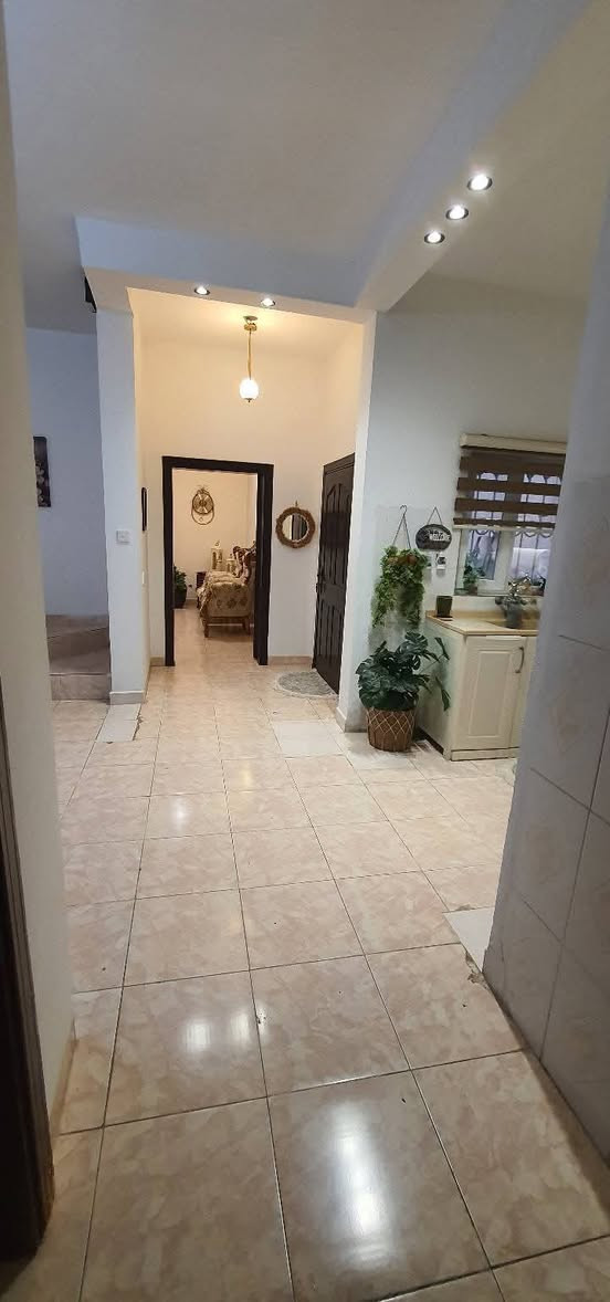 للبيع بيت في أربيل – منطقة لاوان سيتي 🏡

المساحة: 250 متر مربع

يتكون البيت من:

صالة ضيوف

صالة معيشة

3 غرف نوم

مطبخ

مخزن

حمام في الطابق الأرضي

حمام في الطابق الثاني

📍 الموقع: أربيل – لاوان سيتي

للاستفسار عن السعر وباقي التفاصيل يرجى التواصل على الرقم التالي:

📞 ***********

#للبيع_بيت #اربيل #لاوان_ستي
