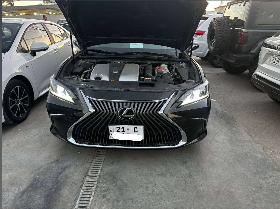 لكزس es350  
2022 
V6 سلندر

مقاعد كهربائية تدفئة تبريد (جلد)+ ميموري سيت +
فتحة سقف
تشغيل عن بعد ودخول ذكي
نظام الصوت 10 سماعات
مثبت سرعة راداري 
نظام المحافظة على المسار 
انظمة قيادة 3 (ايكو ،نورمال ، سبورت)
حساسات امامية خلفية
شحن وايرليس

السيارة جداً نظيفة وكاملة من كل النواحي معتني بيها جداً من تخم تايرات وبوليش  ودهن اصلي وقبل موعده
حادثها بسيط وموجود بالصور وموجود صورة لرقم الشاصي وصورة للسونار

ماشية 61 الف ميل
 
السعر 300 وبي مجال 
تواصل *********** 
مكان سيارة بغداد
