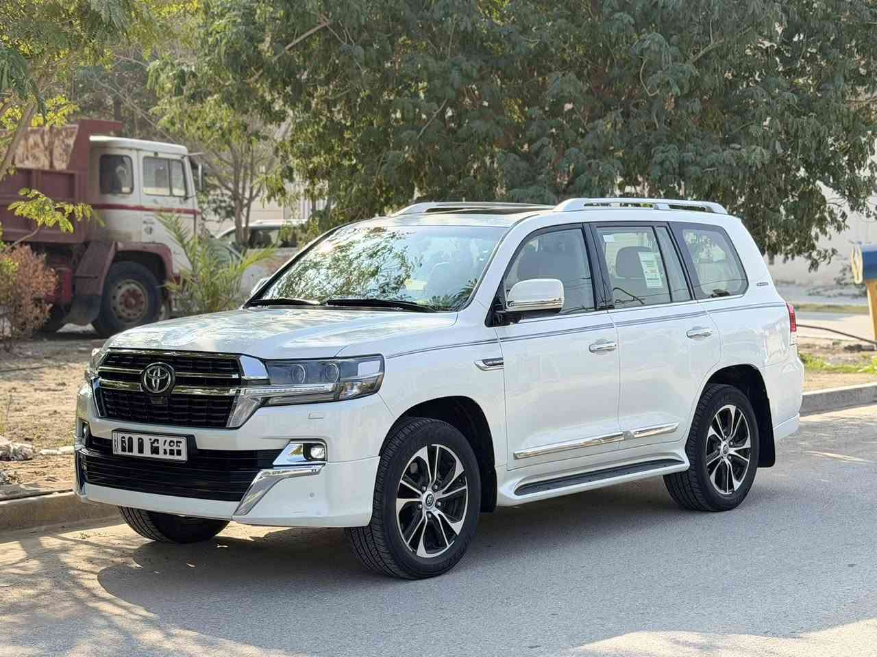 السلام عليكم للبيع
� للبيع لاندكروزر GXR – Grand Touring – Special Edition
موديل 2021 رقم اربيل ب اسمي ابيع مااسوي وكاله فقط احول 

🔹 محرك 6 سلندر بنزين
🔹 قير أوتوماتيك
🔹 دبل ثقيل + خفيف
🔹 نظام دفع رباعي
🔹 داخلية جلد
🔹 3 شاشات (أمامية + خلفية)
🔹 كامرات 4
🔹 سنسورات أمامية وخلفية
🔹 مثبت سرعة
🔹 تحكم بالمقود
🔹 مرايا كهربائية
🔹 إضاءة LED
 🔹 جنوط ألمنيوم
🔹 السيارة نظيفة جداً
 جنطه كهرباء
ماشيه السياره 90 الف حقيقي
ملاحضه مهمه السياره بيه تعديل بسيط بارد موضح بل صوره
الباقي كفاله عامه مكاني كربلاء 
 *********** 
السعر 590 بيه مجال شيء بسيطه + كلشي اكو بل سوك والله يرزق الجميع
