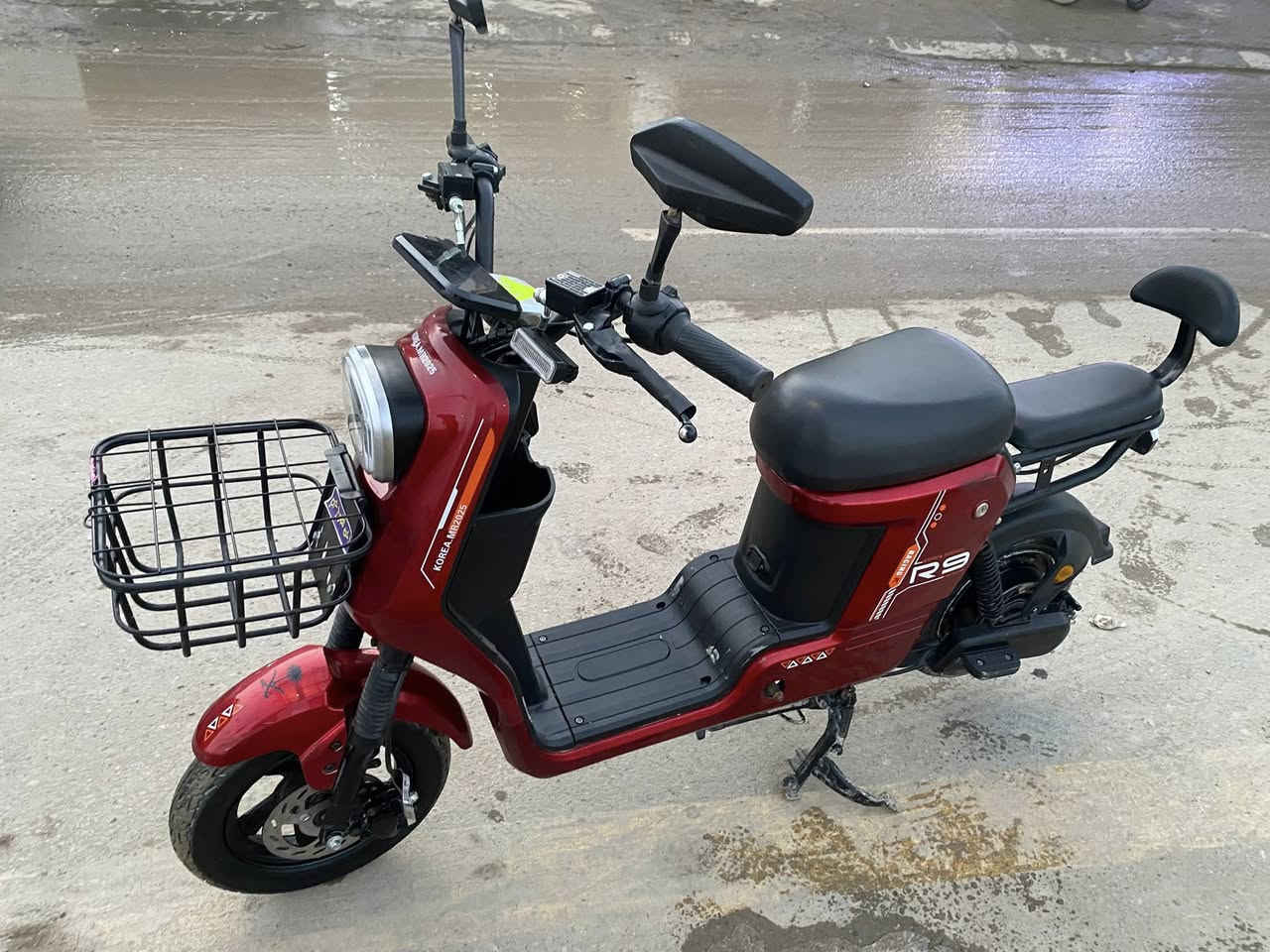 دراجة R9 لون مميز ماروني كاملة ما بيها نقص سعر الدراجة 375الف موقناسوق المفرق عل شارع العام قرب جسر المشاة للأتصال ***********
