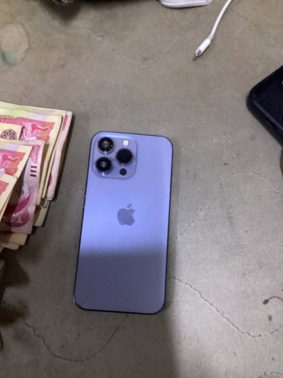 ايفون ١٣ برو  مكفول من كلشي ما عدا فطر بضهر خفيف جهاز مكفول من تصليح بطاريه ٨٩ ذاكره ٢٥٦ جهاز يخبل للامان 
عنواني بغداد دوره 
*********** سعره ٤٥٠
