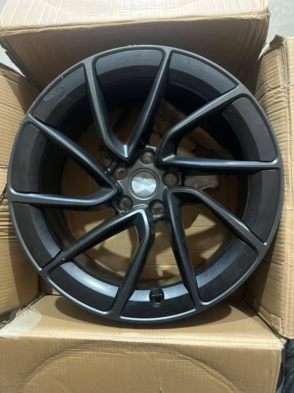 السلام عليكم
متوفر لدى شركة EVPARTS ويل
هايلند برفورمنس امامي وخلفي اصلي
ويل سلفر حجم 19 اصلي 
ويل حجم 18 m3 اسود اصلي 
جميع الدروعه السفليه TESLA M3 و my و الهايلند 2024
والهايلند prformans 
موقعنا بغداد الغزاليه بجانب شركة تويوتا ساز 
***********
***********
***********
