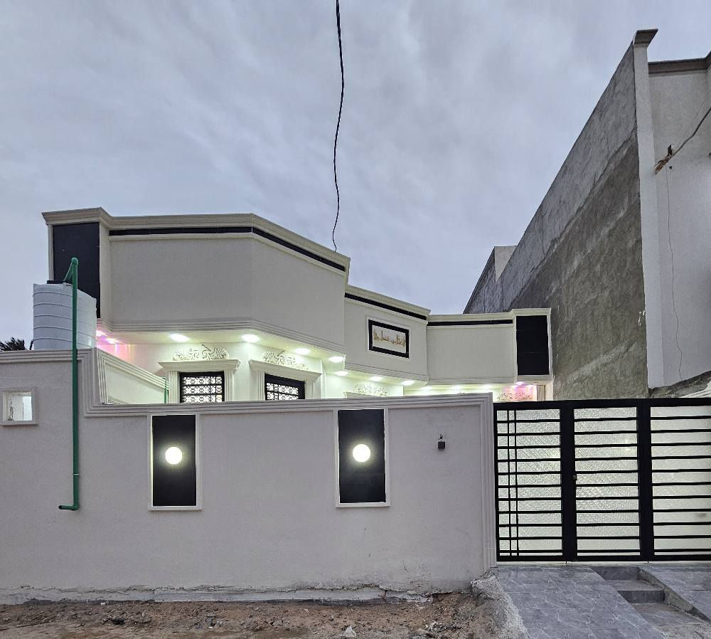 🏡 دار حديث للبيع – فرصة مميزة
📍 الموقع: البصرة / أبي الخصيب / محولة الزهيري
🔹 المساحة: 200 متر
🔹 نوع الملكية: طابو زراعي عراقي
🔹 البناء: حديث وجاهز للسكن
✨ تفاصيل الدار:
• غرفتين نوم
• صالتين
• مطبخ
• ديوانية
• صحيات
• كراج
• حديقة
🌟 موقع هادئ وقريب من الخدمات
📞 للاستفسار: *********** البصرة, العراق
