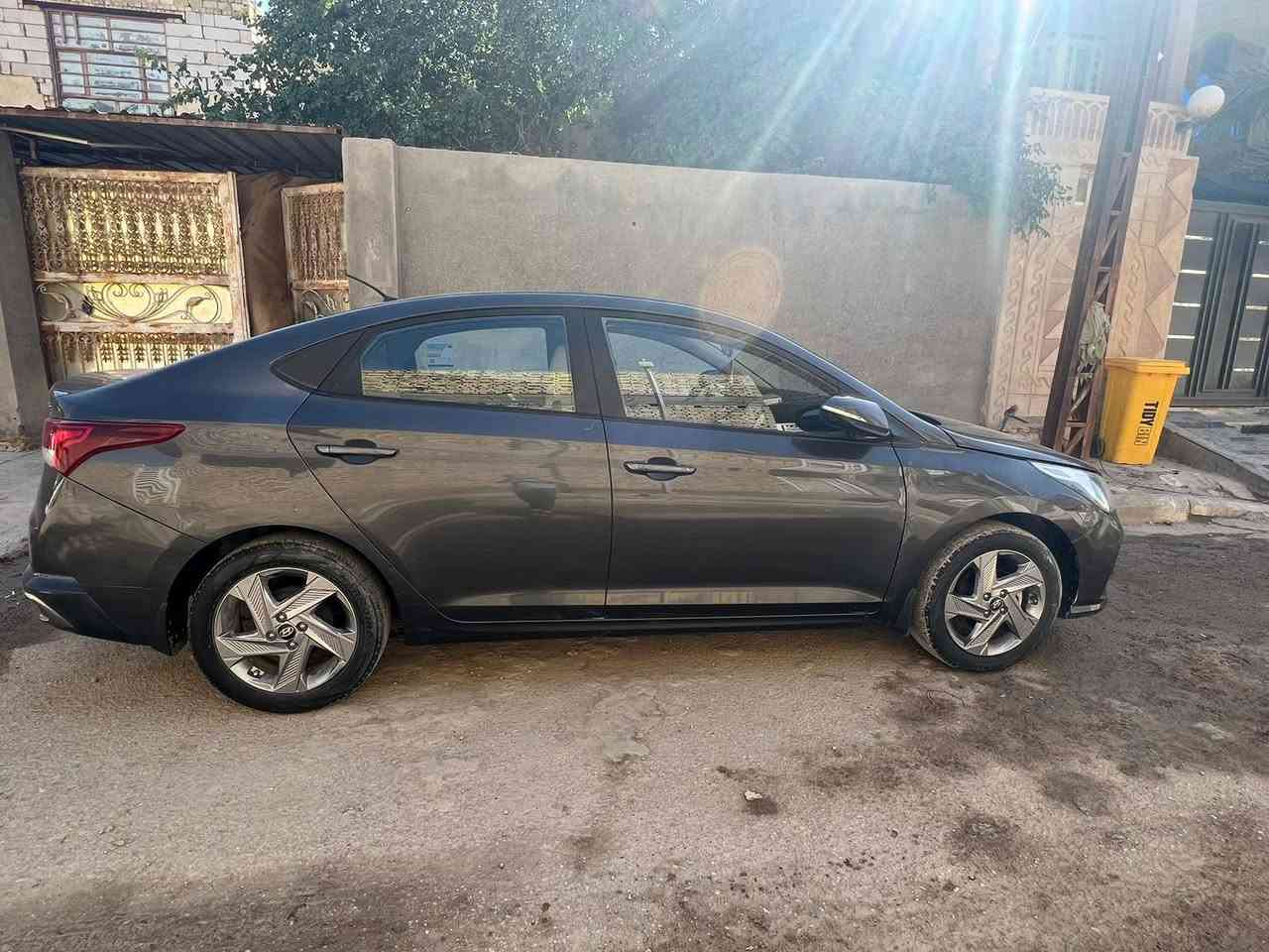 سلام عليكم ورحمة الله هونداي اكسنت موديل 2022 وارد خليجي كويتي رقم ذي قار سياره جديده وجاهزه ماشه ( 70 ) الف سياره مكفوله عده مقدمت البنيد تجميل فقط الباقي كفاله محرك 1600 دوش مواصفات حلوه 
1 ويل كب 5 قطع 
2 مري شفط + شاره 
3 شاشه كامره 
العنوان الناصريه المركز الشموخ قرب مجمع تينه موبايل *********** السعر 118 وبي مجال
