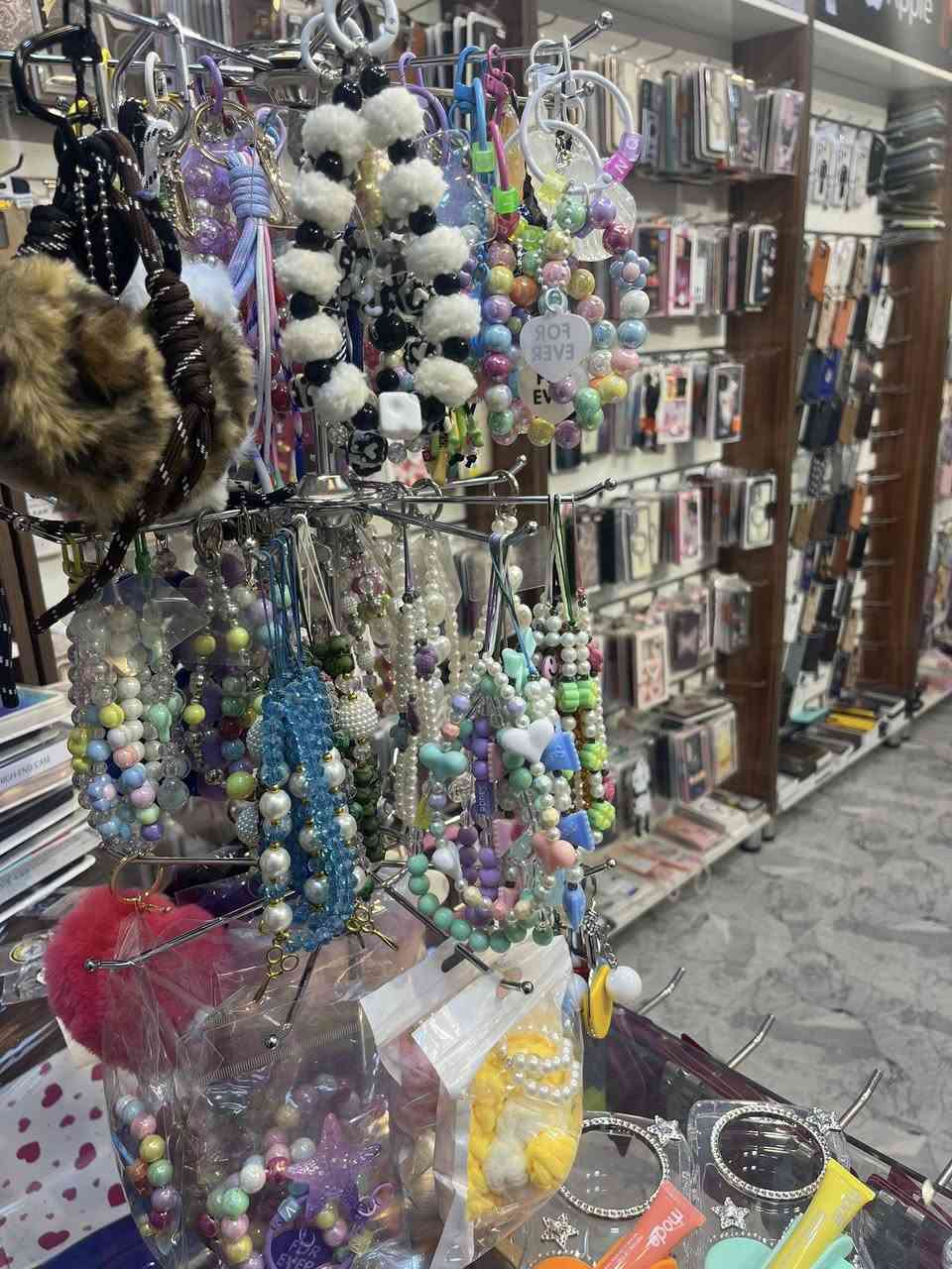 كشخة العيد صارت جاهزة في هوكو راوة! ✨📱
وصلنا مسواك العيد الجديد.. تميزي بأجمل الإكسسوارات:
✅حامله موبايل بناتيه نزاكه
✅ كفرات Rhode الأنيقة. لجميع الاجهزه 
✅ جناط آيربودز يدوية جوكر
✅ مباخر ومنقيات هواء عصرية.
✅حافظات شاحنه وكيبل على جميع الشواحن
✅مداليات اكثر من ٢٠٠ موديل مميزه باعلى كوالتي
#العنوان راوه الجديده مجاور صيدليه محمد سعدالله


**إذا كنت صاحب هذا الإعلان وتريد حذفه لأي سبب، رجاءا أرسل رسالة إلى الدعم الفني**