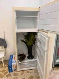 ثلاجه للبيع من النوع الكبير  السعر 450  النظافه 85٪ للاستفسار الاتصال ...