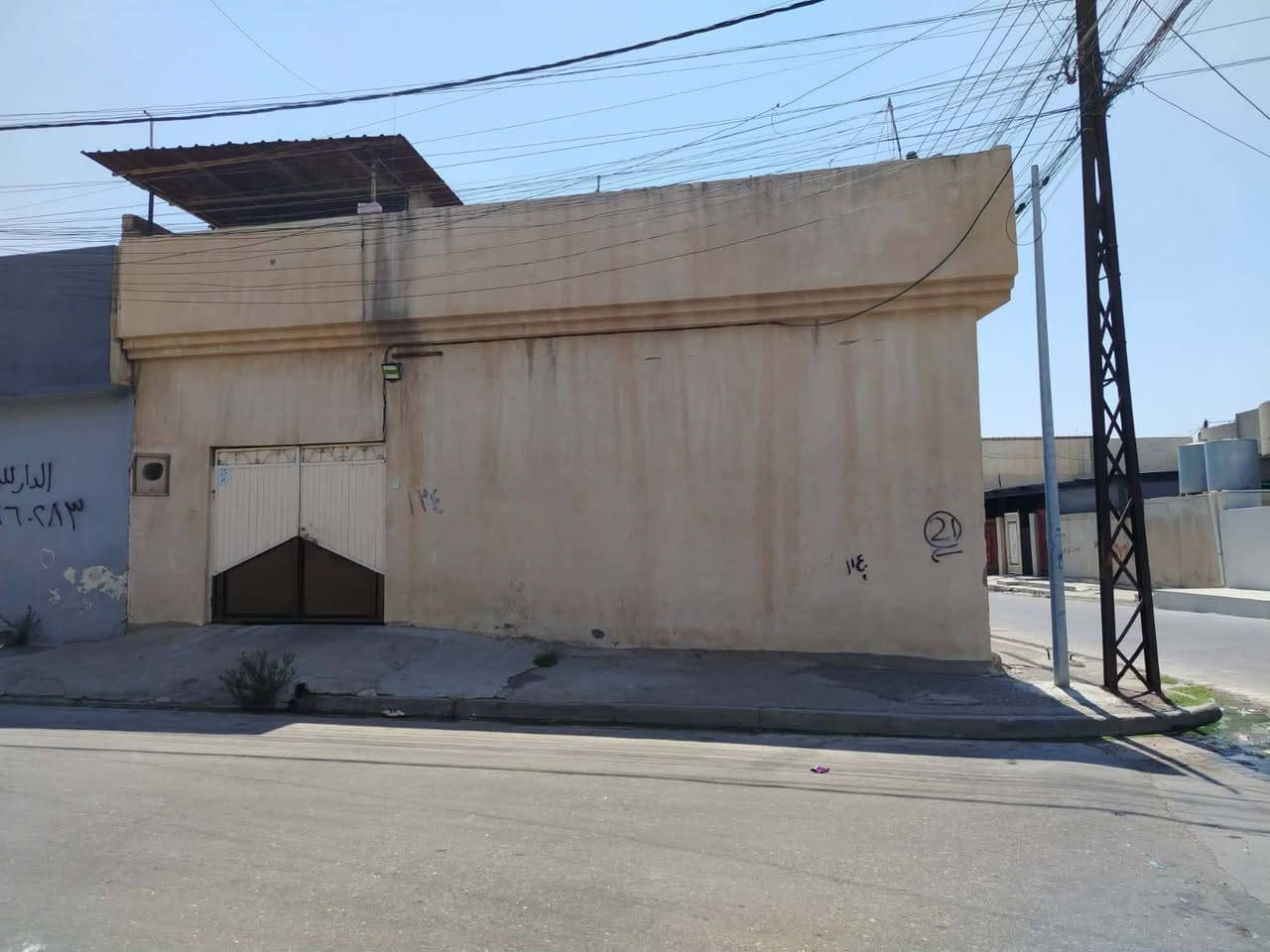 عروض مكتب الاخؤين للعقار حي الملاين الأولى دار 🏠 
 100 متر الموقع نهاية حي البكر قرب جامع البديع العمق 10متر الجبهه 11:30 صنف الدار كرت مال زمن صدام وهسه ديسلمونه سند اشوقت ما اعرف بالضبط يتكون الدار 3 غرف 2 جوا 1 فوق وقريب على الشارع العام جدا جدا جدا
الاستفسار 
*********** ابو رعد 
*********** ابو عمر 
*********** رعد بيغمبرلي
