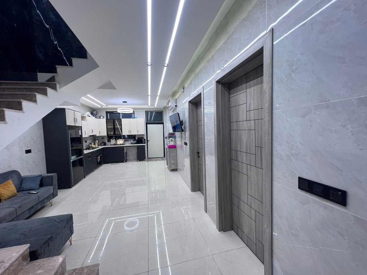 سلام عليكم 
بيت لبيع او مراوس او رهن 
بناء هندسي حديث ما صار اربع اشهر من كمل 2025
مساحته ١٣٠متر واجة ٩ نزل ١٤.٥ شارع ١٠
الموقع حي ابو خالد خلف الدكتور شهاب التميمي 
بناء متعوب عليه
طابقين والثالث مخزن 
البيت الطابق الارضي يتكون من طارمه ومدخل استقبال وصحيات عدد 2 ومطبخ وصاله مفتوحه نظام تركي 
طابق الثاني ثلاث غرف وصحيات 2 الثالث بيتونه تعتبر مخزن 
***********مصطفى التميمي لاستفسار
