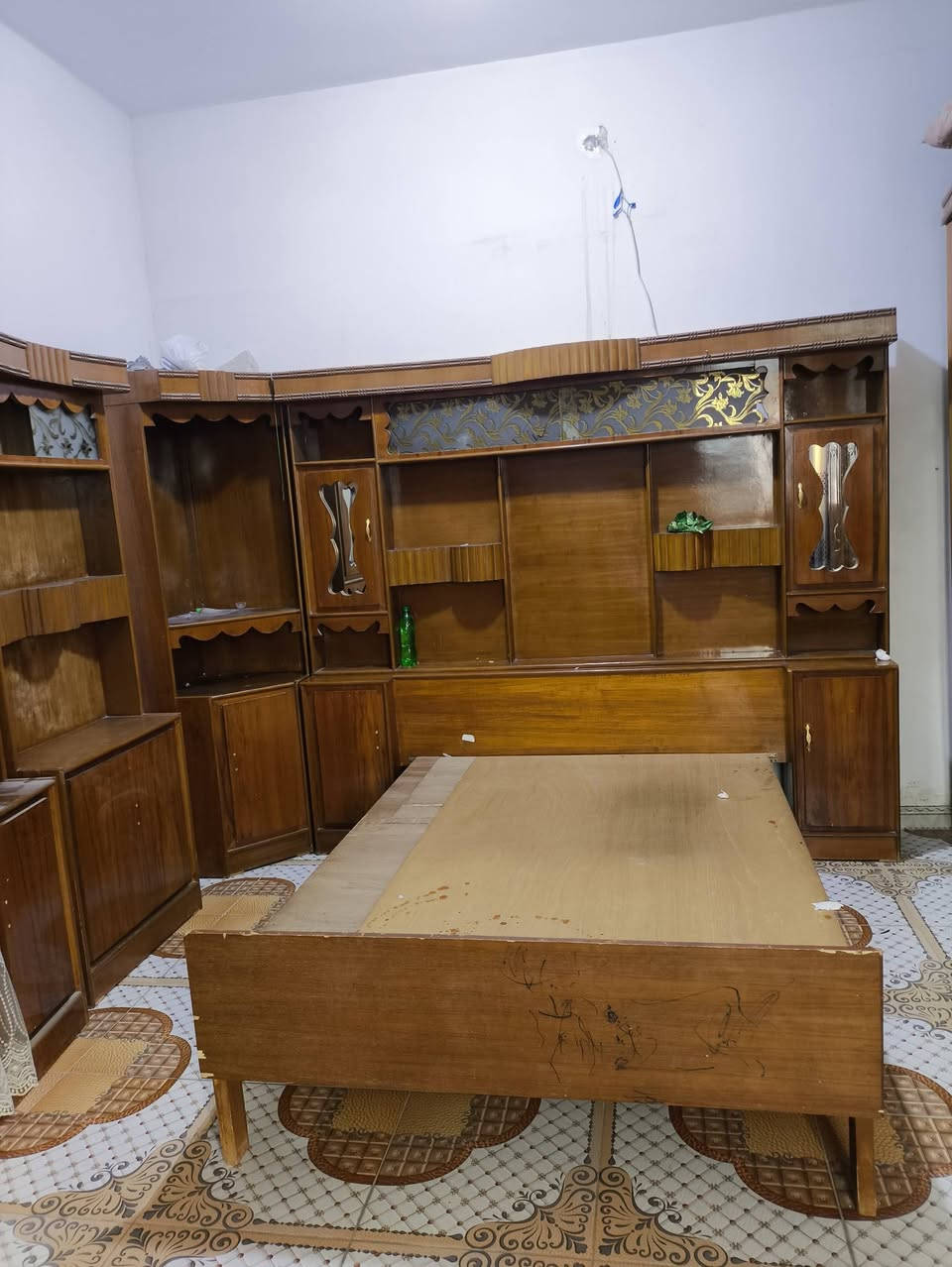 السلام عليكم غرفة اخشاب للبيع نضيفه حيل مكانه فلوجه قرية المختار سعره 700 وبيه مجال الاتصال ***********
