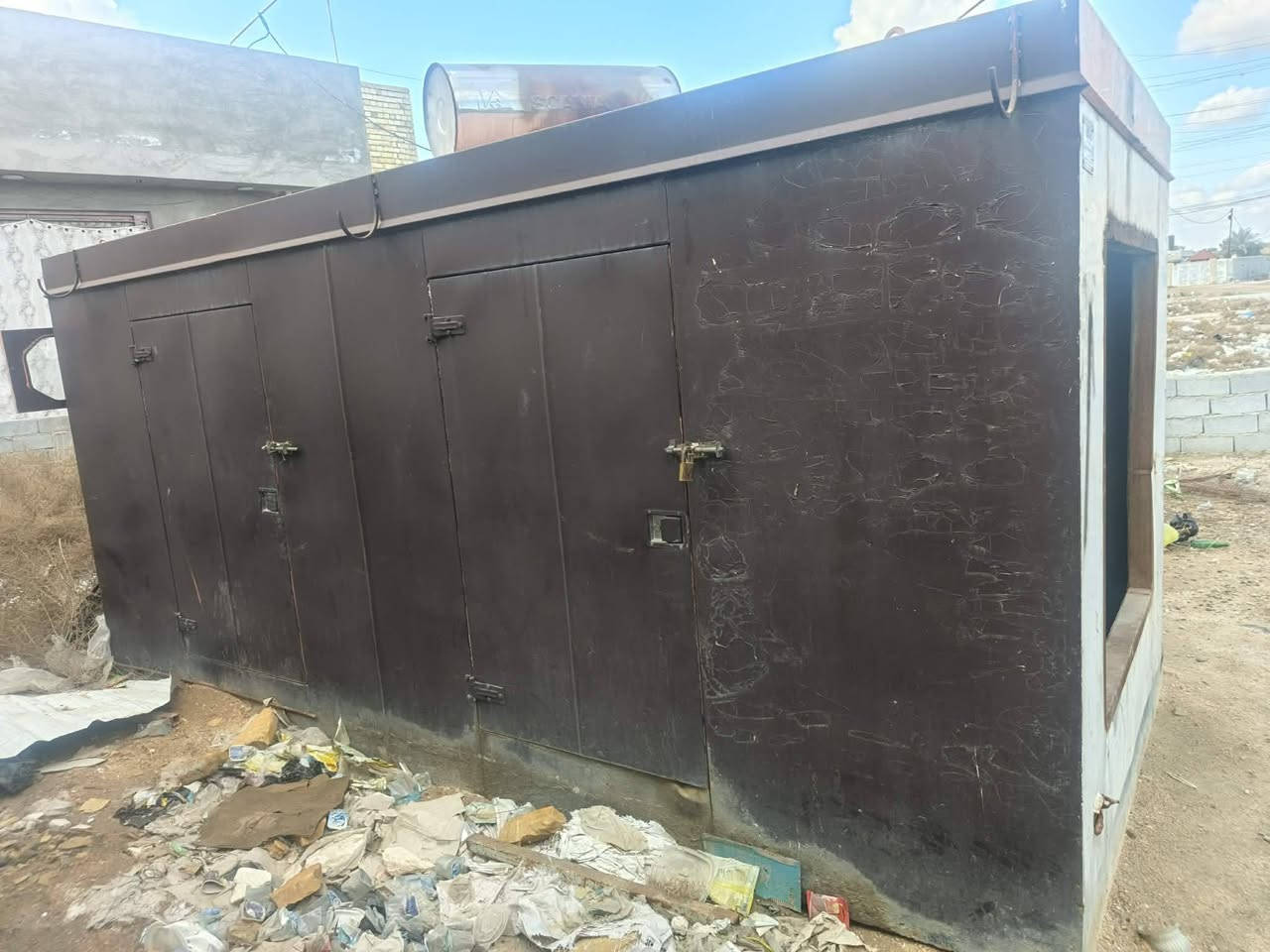 السلام عليكم كاتم للبيع جاهز كامل 

طول 4 امتار ونص 
عرض 180 
ارتفاع 2مترين 
السعر 13 وبيه مجال 
مكانه شعله 
الاتصال 
***********
ما متواجد فيس
