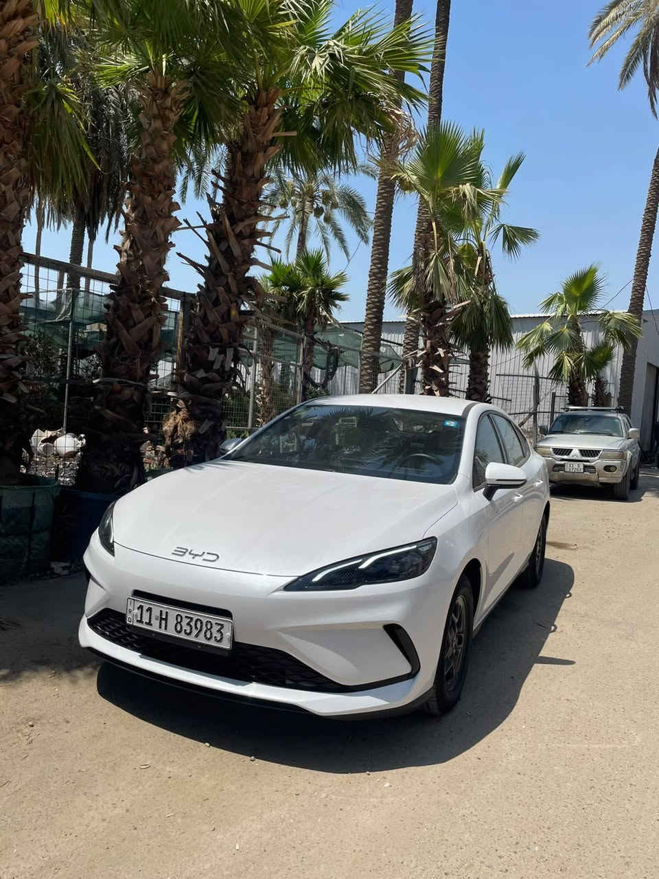 السلام عليكم BYD SAEL 05 موديل٢٥ 
السياره بسمي رقم دولي 
السياره مكفوله ما عده رصعه كلش صغيره مال حصوايه بالبنيد واضحه بالصوره 
ماشيه ١٢ الف شبه الزيرو
السعر ١٨ مليون و٩٠٠ وبيه مجال 
السعر ١٨٩٠٠ وبيه مجال 
مكان السياره بغداد الاعظمية سبع ابكار
للاستفسار *********** جعفر

