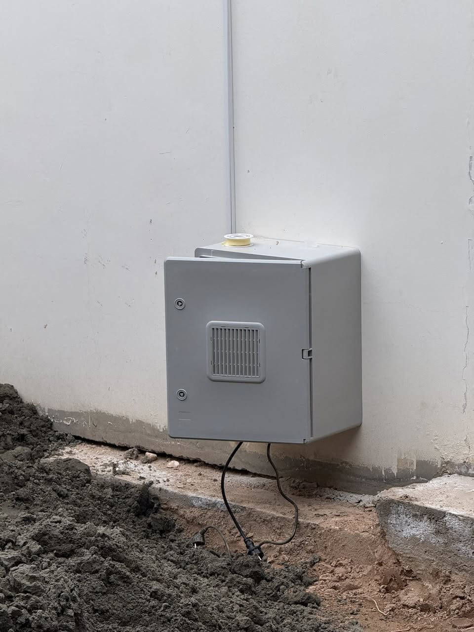 دار للإيجار في محافظة النجف الأشرف 
مجمع قرية الغدير 2 السكني
مساحة 200 متر طابقين يحتوي ثلاثة غرف سويت 
الدار مجهز بسقيفة للكراج وتعلية السياج الخارجي وكتائب حماية للأبواب والشبابيك وتسقيف المناور والحديقة مجهزة بالزميج وجاهزة للزراعة فقط ويحتوي ماطور ماء وسخان جدد غير مستعملات والدار نضيف جداً وجاهز للسكن 
سعر الإيجار الشهري 500 الف دينار ومقدمة كل أربعة اشهر
المهتم يتصل:***********
عقارات صادق الخزعلي لكل ماهو مميز ومناسب
يتوفر المزيد من عروض البيع والإيجار في اغلب المجمعات
