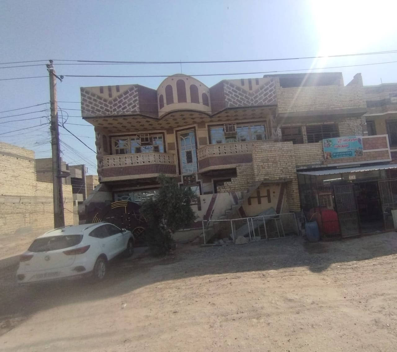 ***********

 #للبيع بيت مع مشتمل ومحل ركن

 الضباط – سبع البور

قريب من مستشفى سبع البور، مجاور جامع محمد قدوتنا، شارع تجاري

 المساحة 225 م²

بيت 150 م² + مشتمل ومحل 75 م²

واجهة 15 م × نزال 15 م

 البيت: 6 غرف، صالة، مطبخ، 2 صحيات

 المشتمل: صالة، مطبخ، 2 صحيات، غرفة سويت (نقص تشطيب)

 المحل: غرفة ومخزن

 #السعر: 270 مليون قابل للتفاوض
