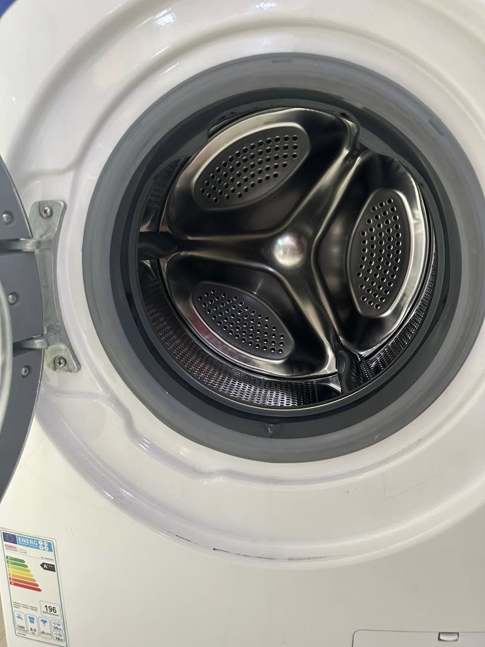 غسالة جينرال كولد ٨كيلو نظيفة كل عيب مابي  الي يريدها يتصل ع هذا رقم ***********
