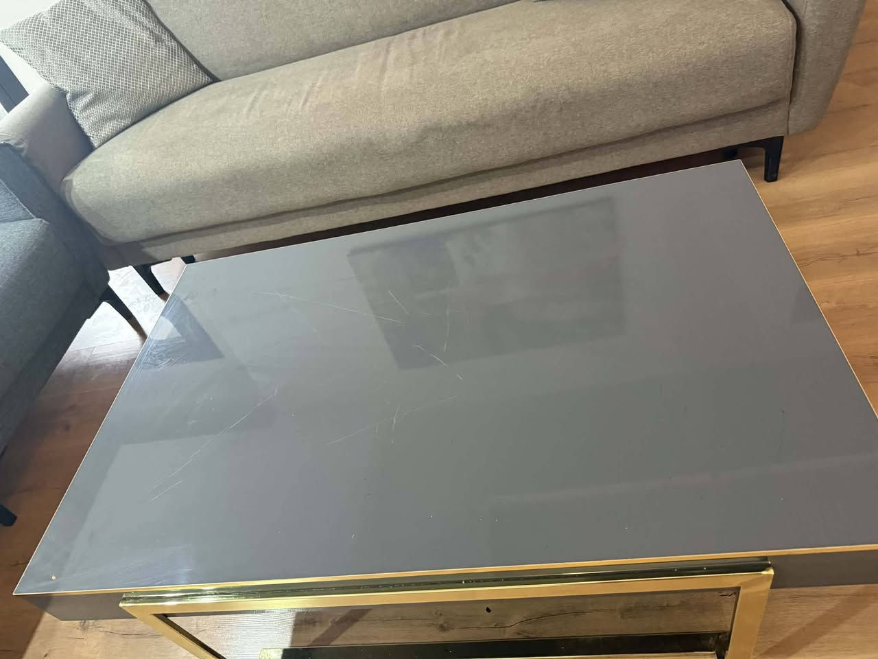 أغراض منزلية للبيع (بداعي الانتقال)
للبيع مجموعة اغراض منزلية مستخدمو بحالة جيدة جدا:
​تفاصيل القطع والمعروضات:
١-تخم خمس مقاعد صدف فقط بي بقع بسيطة الكراسي مخزن قلاب
السعر : 500 الف مع اللوحة والطاولة الوسطية والكوشات
٢-ثلاجة بخاخ اربع ابواب ماركة General Bravo  نظيفة جدا بدون خدوش او عيوب او اعطال ضمان  تبريدها وتوزيعها ممتاز 
السعر 500 الف 

3-​مكتبة (ماركة ايكيا - IKEA).
​السعر: 50 ألف.
​سيت طاولات (3 قطع): مستخدمة بحالة جيدة.
​السعر: 25 ألف.
​ ميكرويف (Aukia).
​السعر: 50 ألف.
​ملاحظات إضافية:
​البيع متاح للقطع المنفردة أو للمجموعة كاملة.
​الحالة: مستخدم نظيف بدون اي اعطال او عيوب فقط الطاولات بيها خدوش بسيطة جدا.
​للتواصل والاستفسار:
***********
