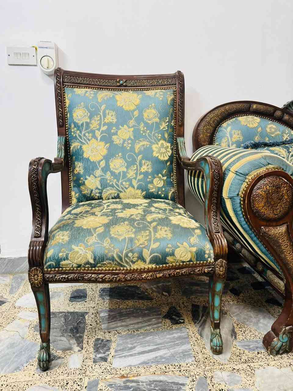 تخم قنفات نظافة ٩٠ ٪؜ يتكون من 
قنفة ٣ نفر عدد ٢ 
قنفة ٢ نفر عدد ٢
كرسي مفرد عدد٨
طبلة وسطية كبيرة جام  عدد ٢ 
السعر مليون ونص وبيه مجال بسيط


**إذا كنت صاحب هذا الإعلان وتريد حذفه لأي سبب، رجاءا أرسل رسالة إلى الدعم الفني**