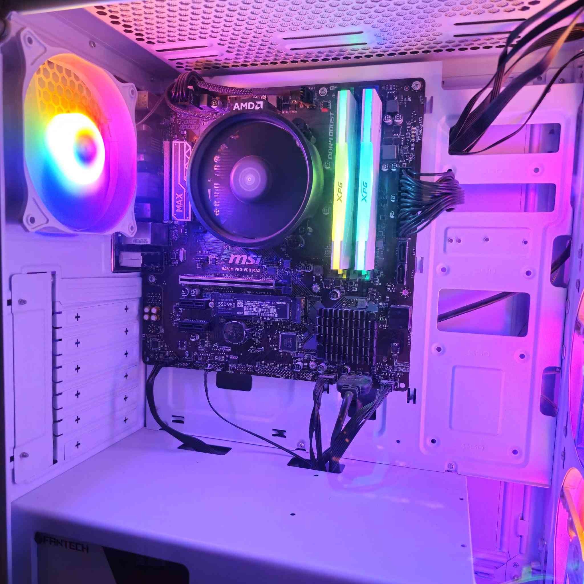 تجميعة / كمبيوتر ألعاب / حاسبة / Gaming PC
بسعر⬇️ما تحصله بكل مكان لأن مستعجل..

التجميعة نظيفة جدًا، جاهز للاستخدام مباشرة. مناسب للألعاب الخفيفة والمتوسطة، الدراسة، التصميم، الاستخدام اليومي، والعمل.

🛡 ضمان شامل على جميع القطع 
📦 العلب الأصلية متوفرة

🖥️ المواصفات:
• المعالج (CPU): AMD Ryzen 5 PRO 3350G بتردد 3.60GHz مع كرت شاشة مدمج Radeon Vega 11

• المذربورد (Motherboard): MSI B450M PRO-VDH MAX

• الرام (RAM):XPG RGB White DDR4 16GB (2×8) بتردد 3200MHz

• التخزين (SSD): Samsung 980 NVMe M.2 سعة 500GB سرعة تصل إلى 3500MB/s ⚡

• الكيس (Case): Fantech White مع 4 مراوح RGB

• مزود الطاقة (Power Supply): Fantech Shadow 750M قدرة 750W يعني حتى تطور القطع و يزيد!

⌨️ الملحقات:
1/ كيبورد RGB من Redragon (فول سايز) 
2/ ماوس RGB من A9 مع أزرار جانبية 
3/ ماوس باد كبير من SteelSeries 
4/ سماعة محيطية من GX

💿 النظام: Windows 11 Pro مثبت وجاهز
📦 جميع العلب الأصلية موجودة
🎥 قبل الشراء: إرسال فيديوهات فحص وتجربة لجميع القطع قبل الاستلام.

💰 السعر: 480 ألف د.ع للكيس
💰و 30 ألف د.ع للملحقات كيبورد ماوس و غيرها..

*اخوان الي ما يعرف قيمة القطع لا يكسر سعره 
تعرفون رامات XPG البيضاء غالية و البورسبلاي كبيرة 750W يعني حتى تطور قطع و يبقى زيادة منها 
بالنسبة للملحقات فقط الكيبورد سعره بالسوق 50 الى 70 الف و اني ابيع اربع ملحقات بسعر 30 فقط !
سبب البيع محتاج فلوس مطلوب و مستعجل على البيعة🤍

🚚 متوفر توصيل لجميع المحافظات
📍 الموقع: النجف
📞 راسلني واتساب ***********
