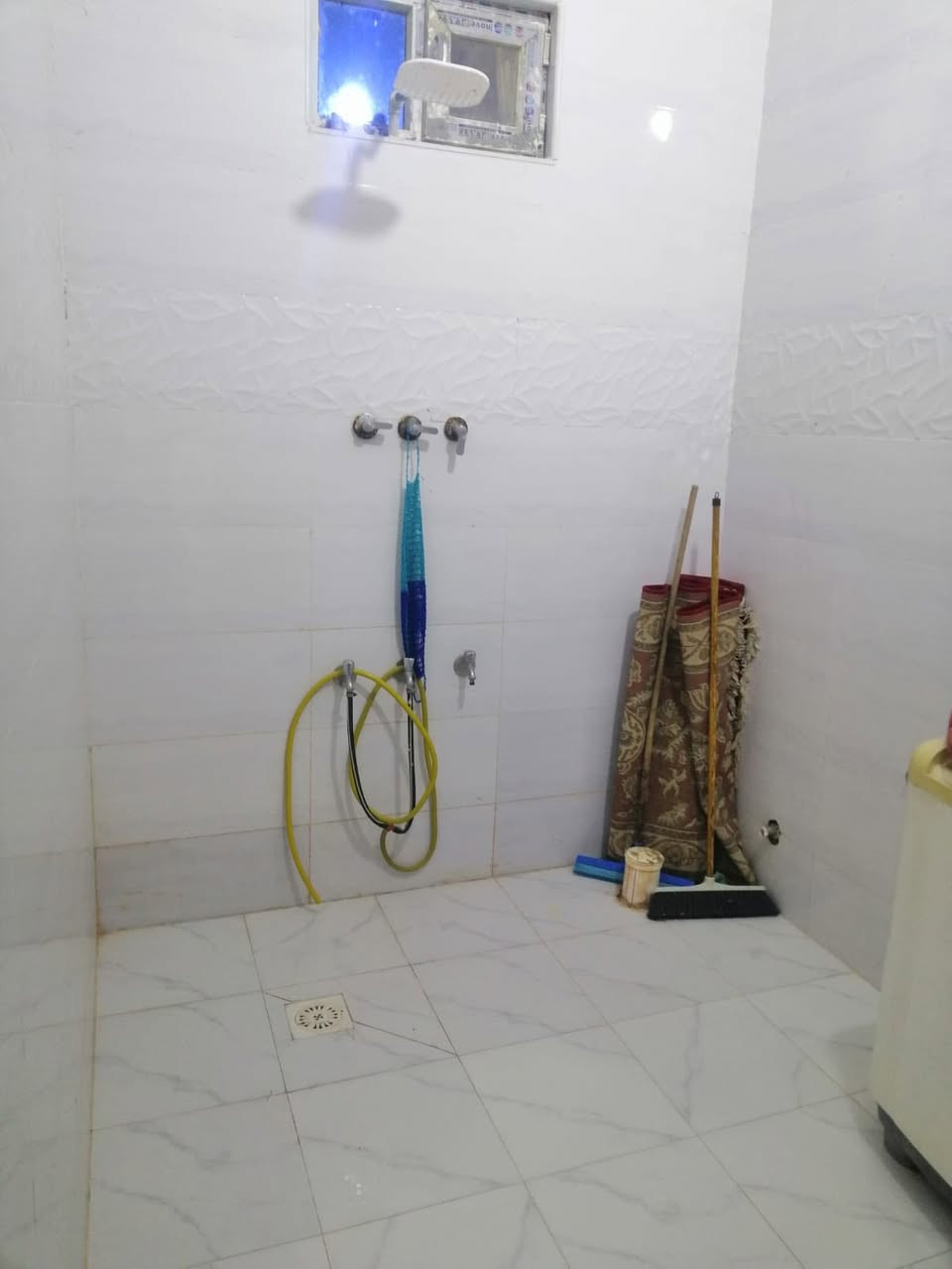 السلام عليكم بيت مساحه 100م بلوك للبيع في ابو شطيب طابو زراعي سند 25 يحتوي البيت على غرفه وحمام ومطبخ وصاله مفتوحه وستقبال وصحيات خارجي البيت كله سيراميك درجه اوله ما عدا الصاله والوستقبال صب السعر 40مليون وبي مجال قليل للستفسار الاتصال ***********
***********
