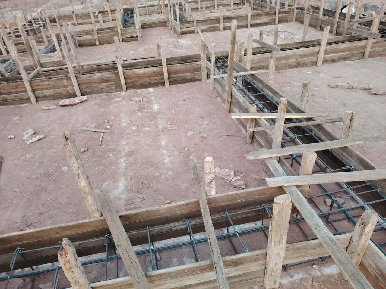 السلام عليكم
عدي بتلو مساحه 200 متر جديد جهاز للبناء بصف الركن بمجمع السعدون خلف المعسكر بصف قطع الضباط خلف الطيارين  بي غرفتين ومنور وصاله وصحيات داخلية وخارجية وصالة واستقبال ومطبخ وممر مجمع كامل الخدمات ماء كهرباء تبليط خط مولدة ومرقم ومعاملة للتطويب مكمله بالبلدية
او امراوس بيت 100 متر زراعي
بحولي الخصيمه او التقيه الثالثه
للاستفسار التواصل على الرقم *********** واتساب
