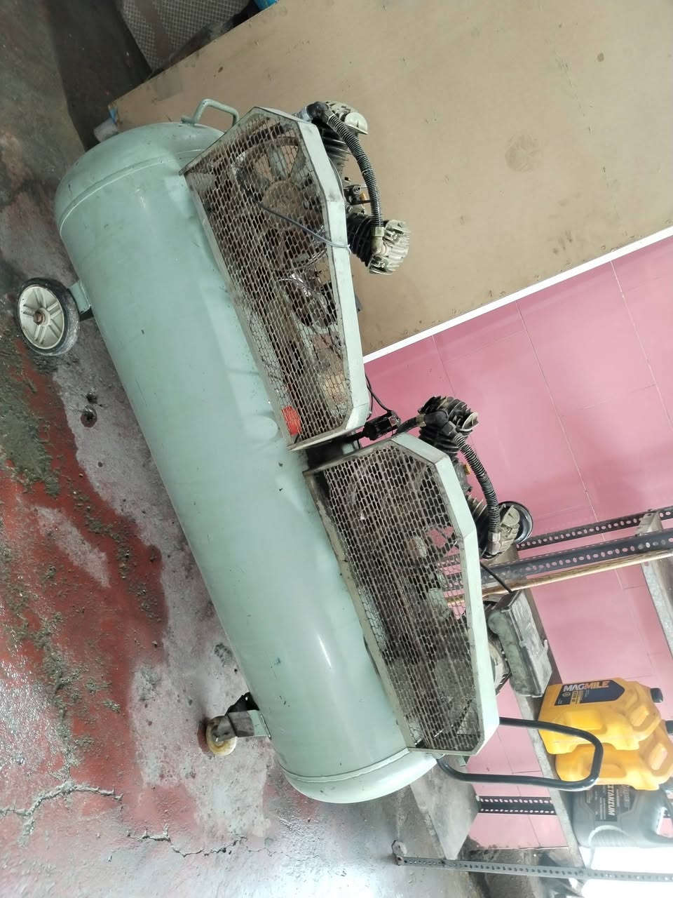 كمريسر  320 لتر  تاروسه ضعيفه يراد ترتيب شغاله بانزين وكهرباء الروبن مالته موجود  مكاني بغداد السعر 400 الف  
***********
