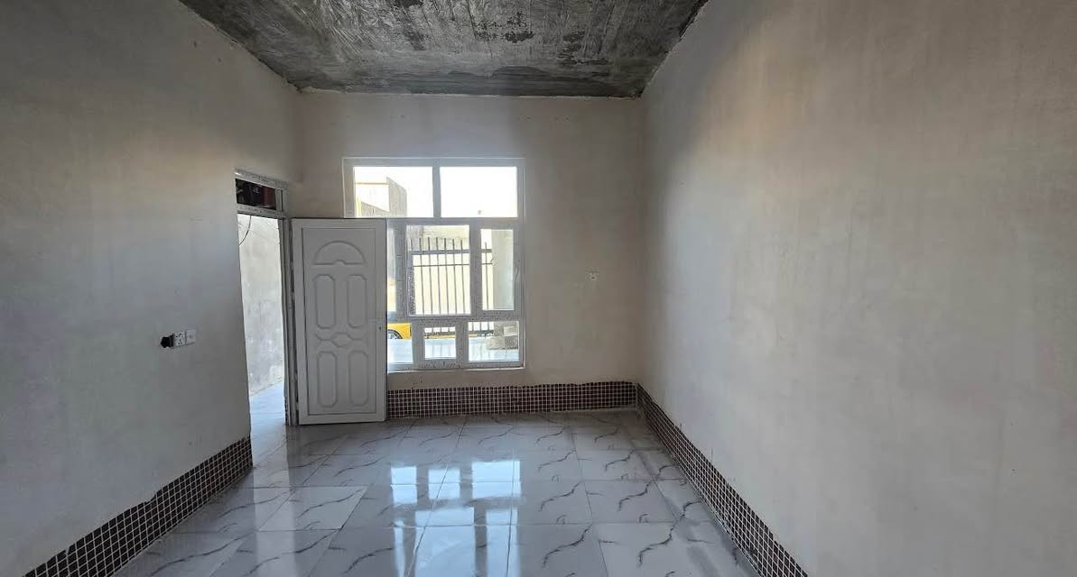 سلام عليكم بيت للبيع مساحة 100 متر طولاني موقع كوباني قرب جامع مالك الملك قريب عالشارع ثاني فرع كامل نقص سقوف ثانوية فقط سعر 42 
*********** كركوك, العراق
