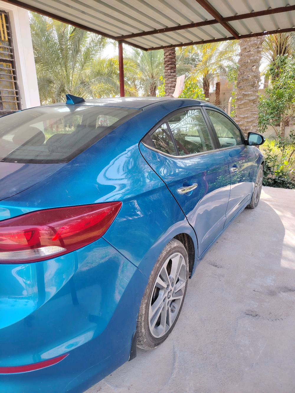 السيارة هيونداي إلنترا زرقاء، إصدار Limited، بحالة ممتازة من الداخل والخارج. التصميم أنيق ويمتاز بمقاعد مريحة ونظام تحكم حديث. تتضمن مميزات إضافية مثل شاشة لمس لسهولة التحكم بالنظام الصوتي والملاحة. العجلات بحالة جيدة وتبدو مستعدة للانطلاق على الطرق بأمان وسلاسة.