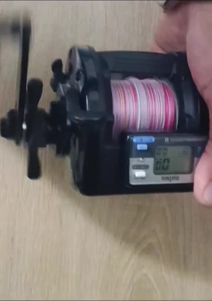 بستيكر الشركة والخيط الاصلي -بكرة تحفة نادرة من شركه دايوا اليابانية الذكية . (Daiwa X350 Tanasensor) مزاد البيع إلى اعلى سعر المزاد يبدأ من 35,000 .
1-الماركة: Daiwa (دايوا) – غنية عن التعريف في الجودة والمتانة.
2-الموديل: X350 Tanasensor (Sokokara Counter II).
3-بلد الصنع: اليابان (Engineered by Daiwa).
4-عداد رقمي ذكي (LCD): لحساب وتحديد عمق الخيط بدقة متناهية تحت الماء ومراقبة الصيد.
5-نظام السحب والتوازن: مجهزة بنظام فرامل تورنمنت قوي (Tournament Drag) للتحكم الكامل بالأسماك القوية.
6-السلاسة والسرعة: تحتوي على 3 محامل كروية (3 Ball Bearings) مع نسبة تروس سريعة 4.7:1 لرفع الخيط بسلاسة وسرعة عالية.
7-الهيكل والمتانة: جسم قوي ومقاوم مصنوع من ألياف الكربون المطورة (Carbon Components) لتحمل الظروف البحرية القاسية وخفة الوزن.
8-التحكم: مقبض خشبي كلاسيكي مريح وأنيق مخصص للمجهود العالي، مع بكرة تيل فرعية للتحكم بمستوى الفرملة (Spool Brake).
بستيكر الشركة والخيط الاصلي -بكرة تحفة نادرة من شركه دايوا اليابانية الذكية . (Daiwa X350 Tanasensor) السعر 50,000


**إذا كنت صاحب هذا الإعلان وتريد حذفه لأي سبب، رجاءا أرسل رسالة إلى الدعم الفني**