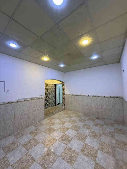 السلام عليكم ‏شقة للإيجار تحتوي على غرفة وصالة ومطبخ وحمام عنوان الشقة حي العرموشية مقابل مطعم العلوي سعر الايجار 250 وبيه مجال بسيط للاستفسار أكثر اتصل على *********** ￼
