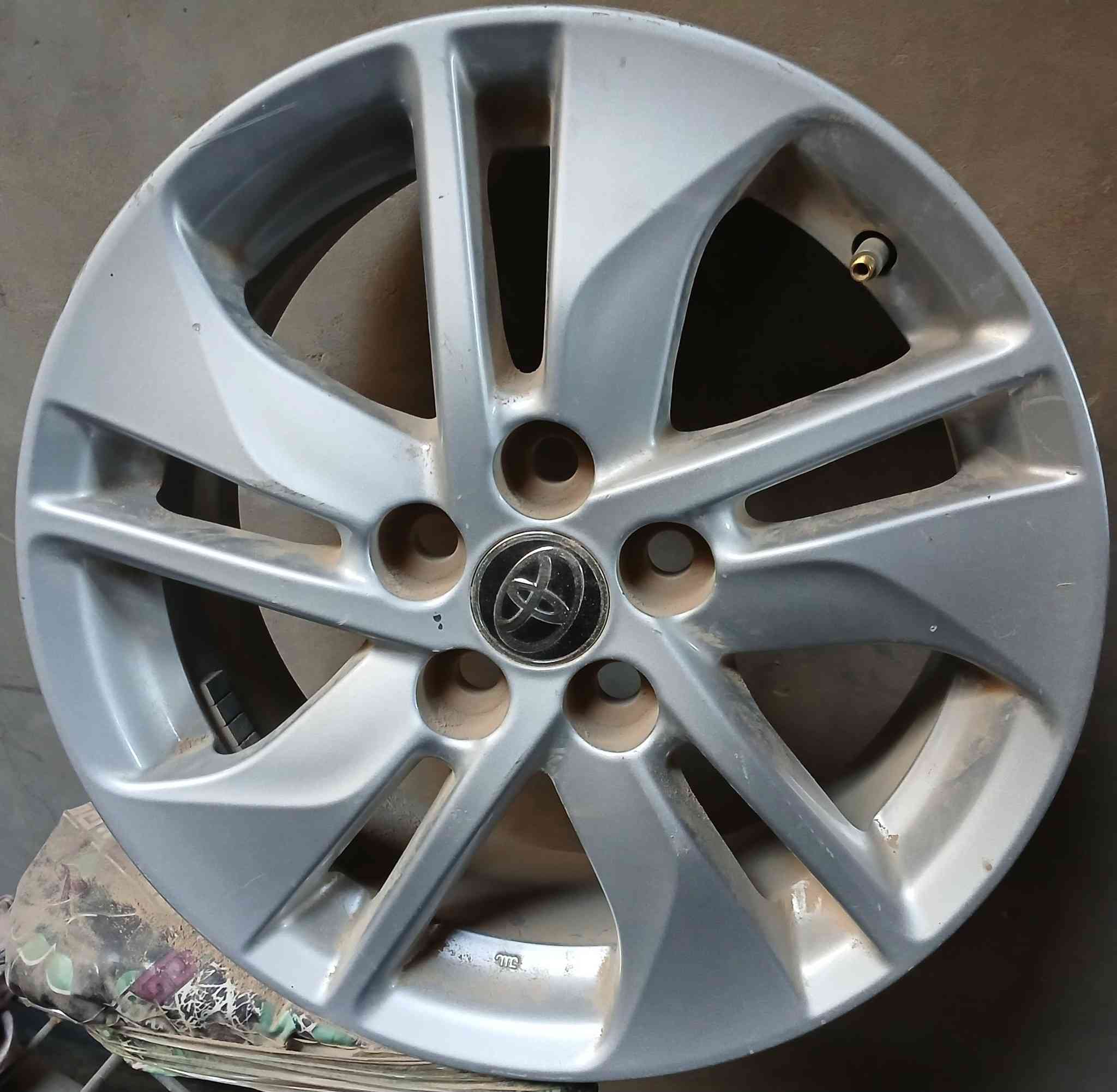 سلام عليكم 
غراض تويوتا يارس كروز يرهمن من ٢٠٢١ الى ٢٠٢٥ 
١_ بطانة باب يمين 
٢_ ماطور جام  باب يمين 
٣_ ويل كب حجم ١٥ 
كلهن مال تفصيخ جديد مال سياره بلادية
للاتصال ***********
