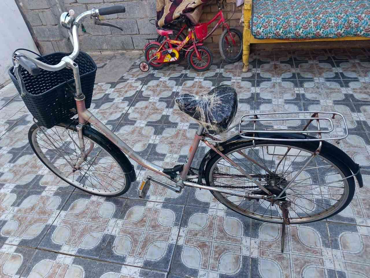 بايسكل متروك ما نستعمله كشر جديد ومرتب ب 30 مكاني فلوجه ***********
