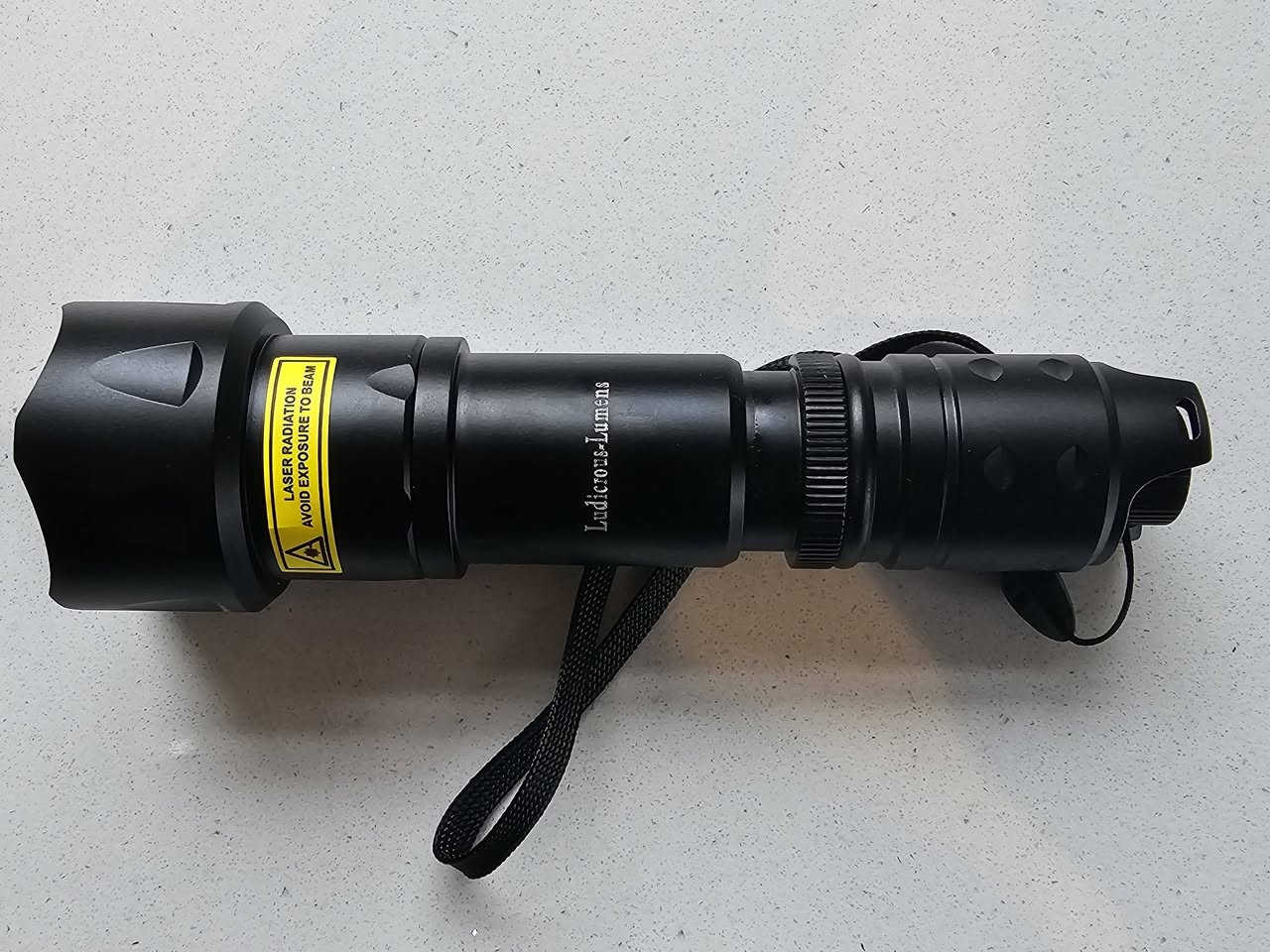 هذا مصباح يدوي يعمل بالأشعة تحت الحمراء بالليزر (IR VCSEL Laser IR Torch) من Ludicrous-Lumens. 
يستخدم تقنية ليزر VCSEL.
متوفر بنماذج مختلفة مثل 850 نانومتر أو 940 نانومتر.
يتميز بأداء مكثف وفعال مقارنة بمصابيح الأشعة تحت الحمراء القائمة على LED.
يحتوي على مخفت دوار ومؤشر LED.


**إذا كنت صاحب هذا الإعلان وتريد حذفه لأي سبب، رجاءا أرسل رسالة إلى الدعم الفني**