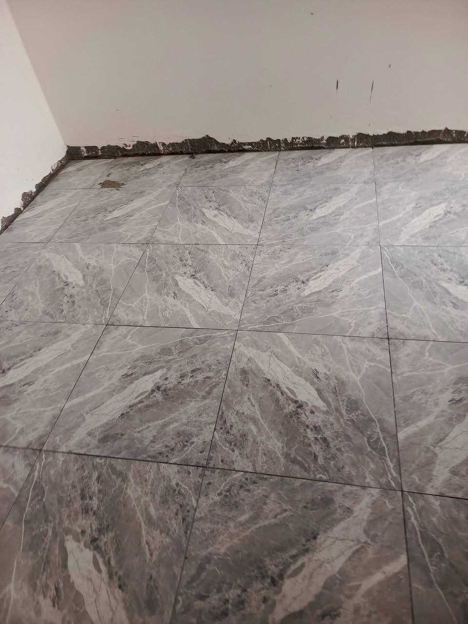 شغل انواع السيراميك والكاشي بورسلين ومرمر وكرانيت اسعار امناسبه كوت حي الحكيم متفرغ حالين  كادر كامل ولتزام بل عمل‏‪***********‬‏
