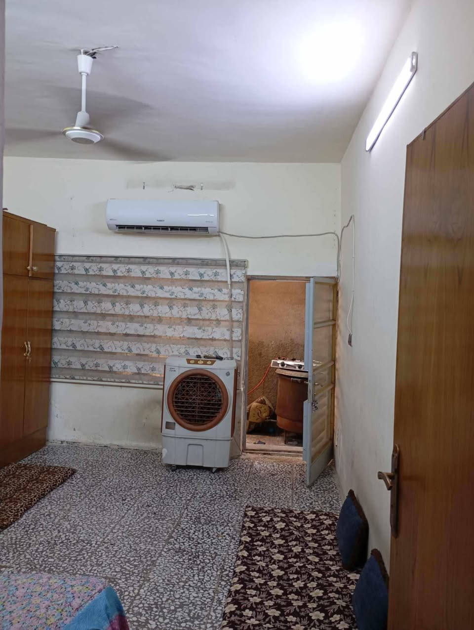 سلام عليكم اخوان مشتمل للبيع بالمعالف خلف افران الزهراء 85 متر الطابق الارضي طارمه /استقبال/ صحيات غربي شرقي /مطبخ/غرفه نوم/ترك وبالترك هم اكو صحيات / /// الطابق الثاني بي بلكونه  وغرفه //والغرفه الثانيه خلفيه يعني البيت بي 3 غرف نوم كبار ابيع على المبادره وبالنقد المشتمل بااسمي السعر 125 بي مجال للطيبين بس اذا على المبادره يختلف السعر وبيت كلش نظيف *********** رقمي بي واتساب
