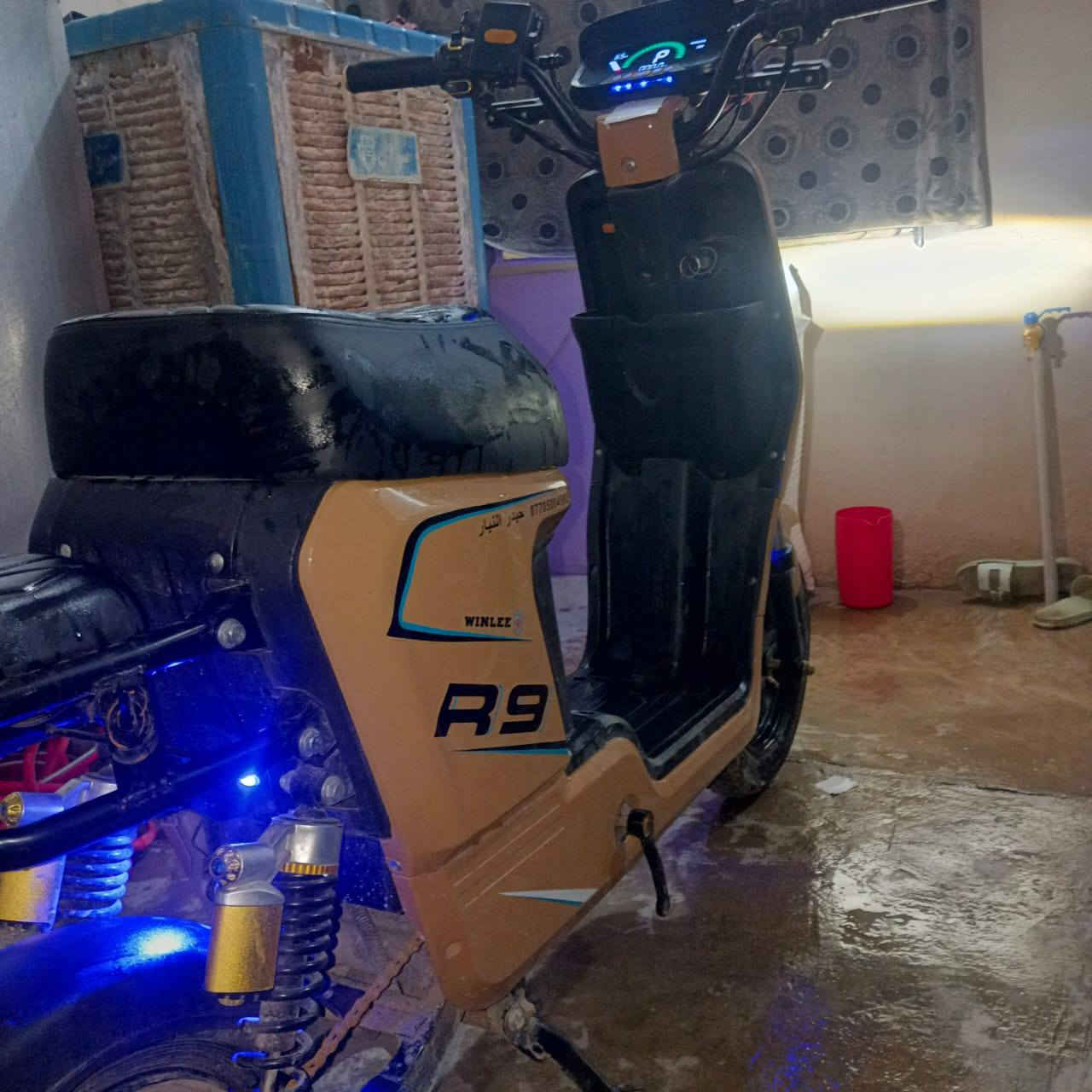 السلام عليكم درجة شحن R9 موديل 2026 للبيع مواصفاته تعرفونه بلوثوث بي وبصمة تشيغل  وبيها بك  والسرعه تقره 109 وحقيقي 70 مشتري قبل ٣ اشهر جديدة بعده بطارية  5 دبل ليثيوم السعر ٥٠٠ بي مجال 
***********
