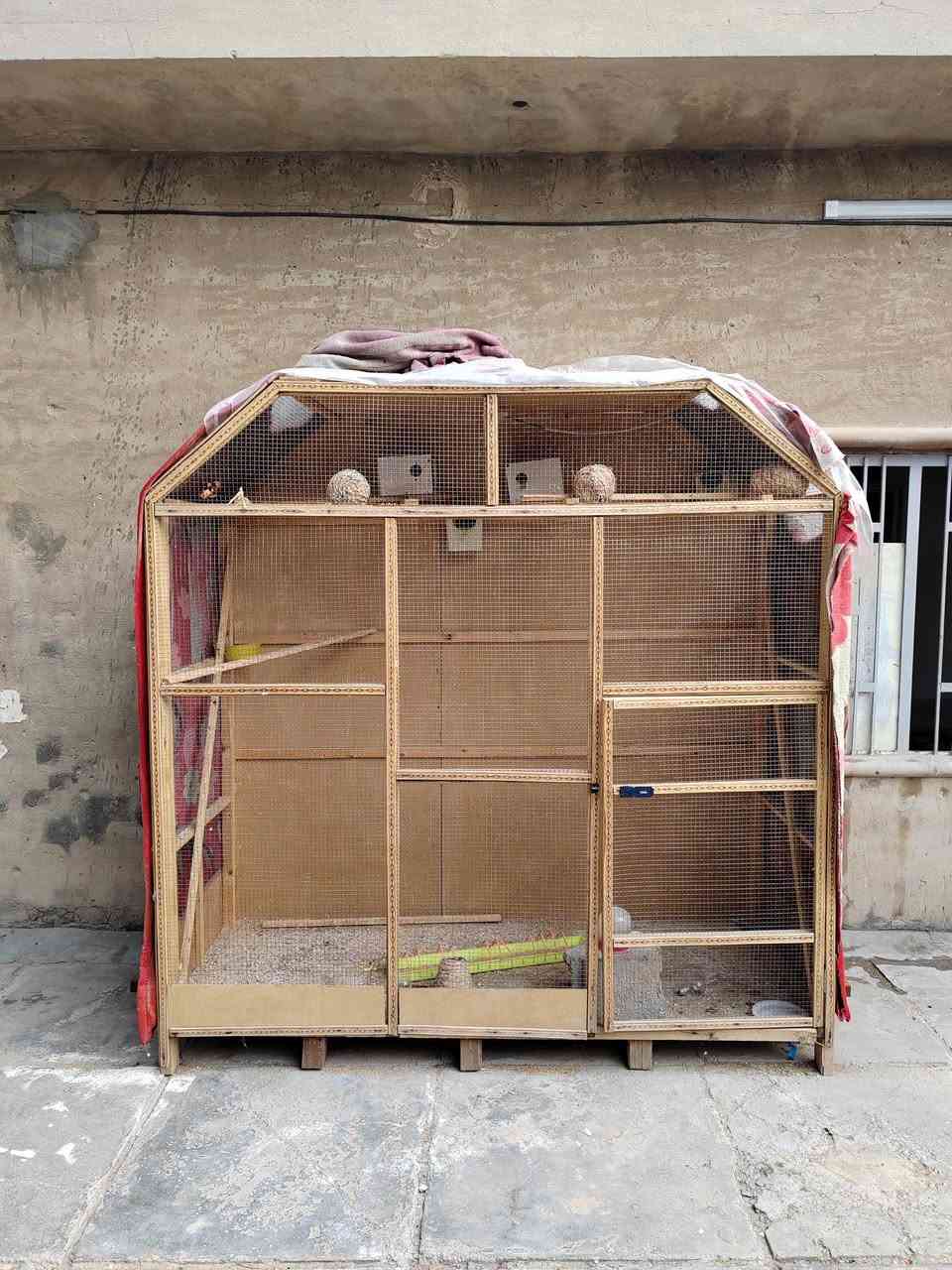 قفص للبيع ارتفاع مترين ونص وعرض مترين وشويه  قفص جديد مكاني فلوجه 
***********
