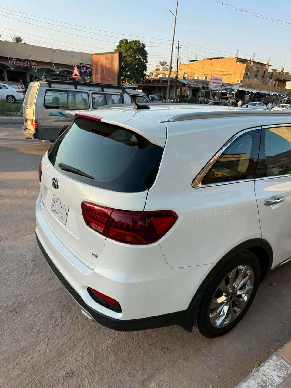 سورنتو 2019فول ماعدة الفتحة
وارد خليجي ومواصفات مميزة جداً.
المواصفات |
 المحرك: 6 سلندر (V6) 
 ناقل الحركة (الكير): أوتوماتيك 8 سرعات مع تبترونك.
 كشافات ضباب رباعية مميزة (مكعبات الثلج Ice Cubes LED).
 ويل كروم كبير الحجم الخاص بفئة الفول.
 حساسات أمامية وخلفية أصلية مدمجة بالدعامية.
 مقابض أبواب وإطارات نوافذ كروم.
 بصمة أبواب (دخول ذكي).
المواصفات الداخلية والراحة:
 3 قطع مقاعد (7 راكب) - غرفة واسعة جداً وجلد فاخر.
 بصمة تشغيل.
 تحكم كهربائي بالمقاعد الأمامية.
 شاشة عرض لمس مجهزة بكاميرا خلفية عالية الدقة ونظام ملاحة.
 تحكم ستيرن كامل مع مثبت سرعة (كروز كونترول).
 تكييف مركزي واصل للقطع الخلفية.
 المسافة المقطوعة (الماشية): [129603] كم. 
مكفولة من كلشي فقط اصبعين جامرلغ خلفي جهة السائق  ( بارد ) 
و 4 اصابع جامرلغ الامامي جهة السائق (بارد ) صور موجودة 
سعر 235 ورقة وبيها مجال بسيط 
رقمي ***********
متوفر واتساب ايضاً
