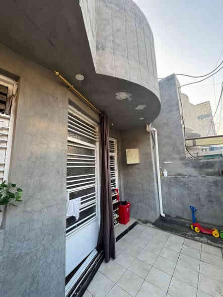 سلام عليكم يوجد بيت مساحه 96 متر الواجه 6 ونص متر ونزال 15 متر يحتوي على غرفه وحده و هول ومطبخ وبيتونه وسطحين بيت كامل مكمل طابو زراعي سند ٢٥ نزال حجي هاشم العنوان بغداد الطي الكاظمية الاتصال على الرقم ***********
